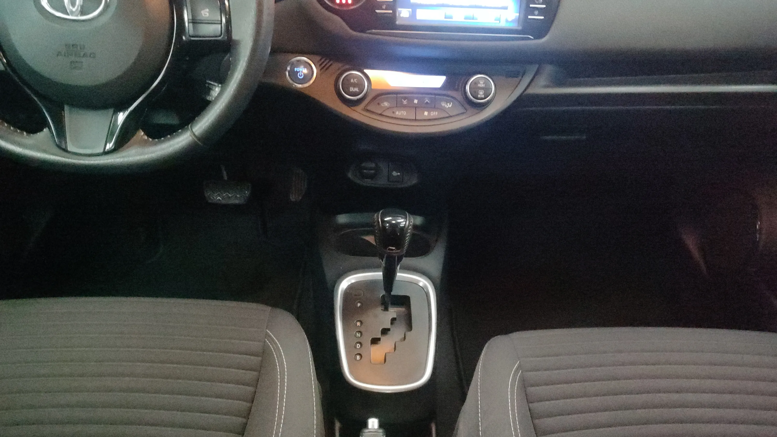 Toyota Yaris 1.5 100H Advance - foto 11