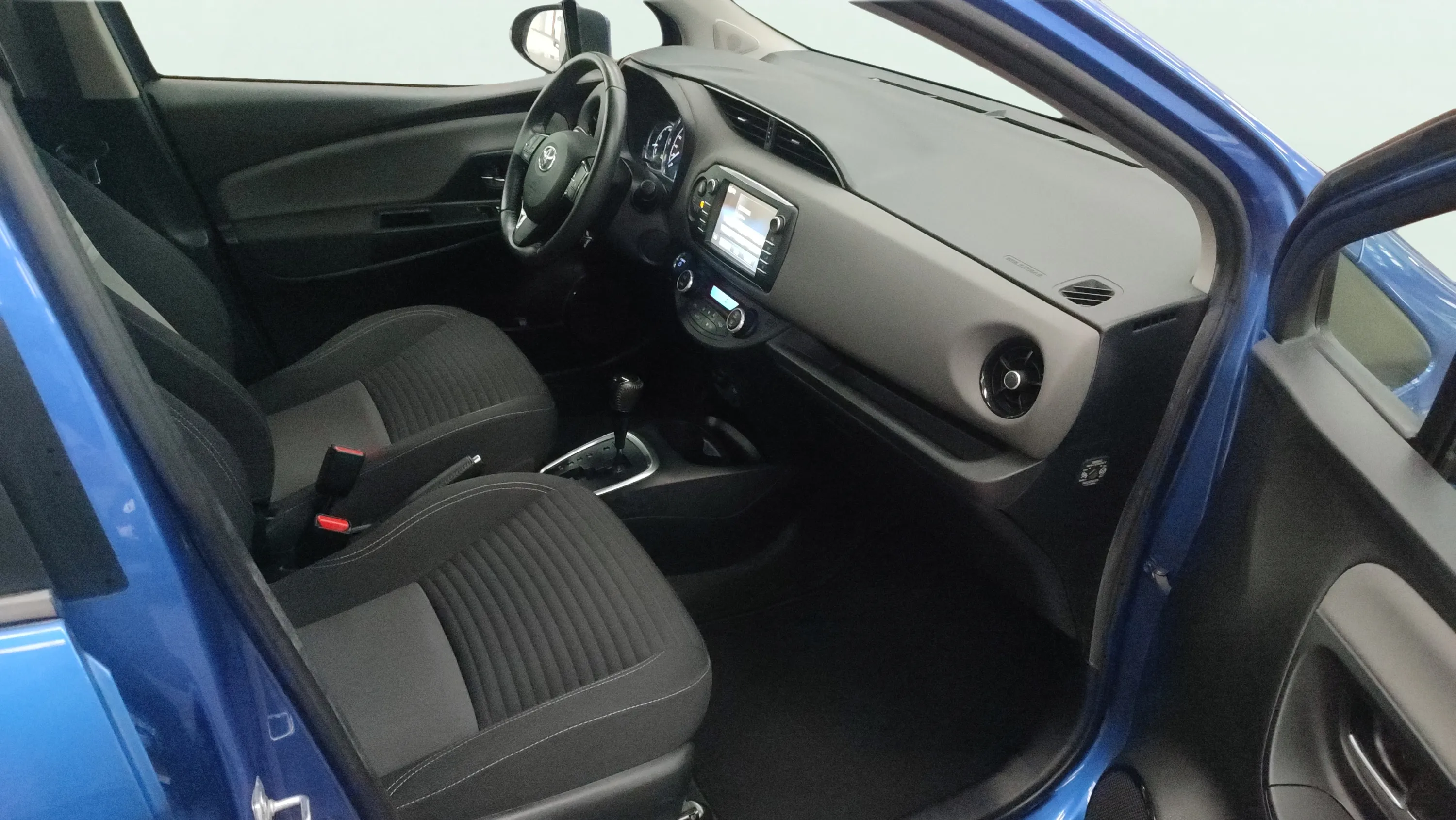 Toyota Yaris 1.5 100H Advance - foto 17