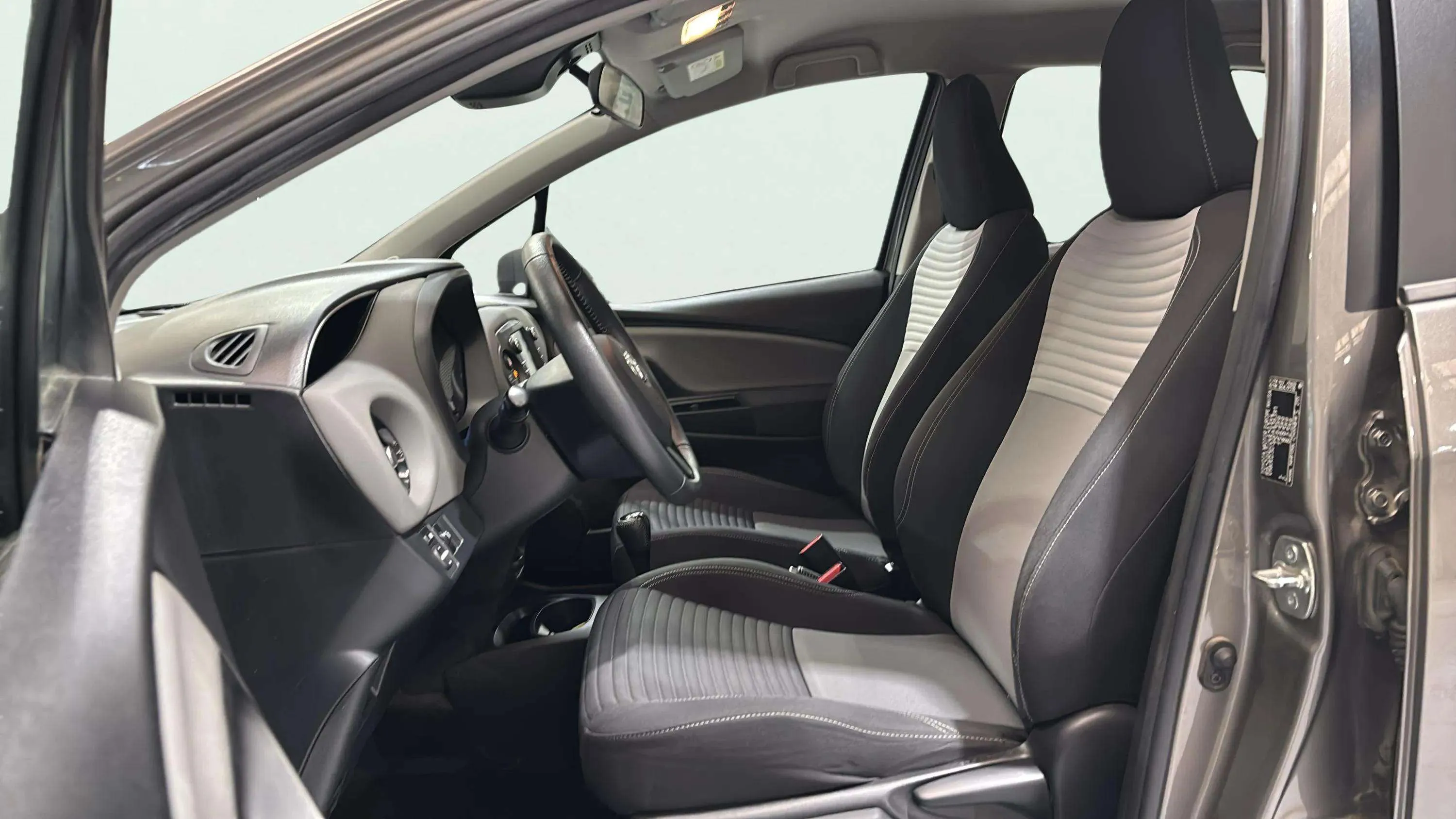 Toyota Yaris 1.5 100H Active - foto 18