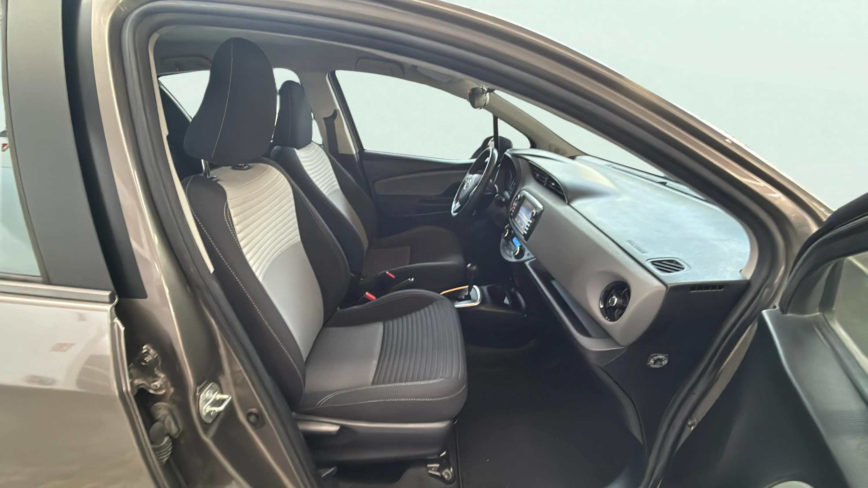 Toyota Yaris 1.5 120H Business Plus - foto 14