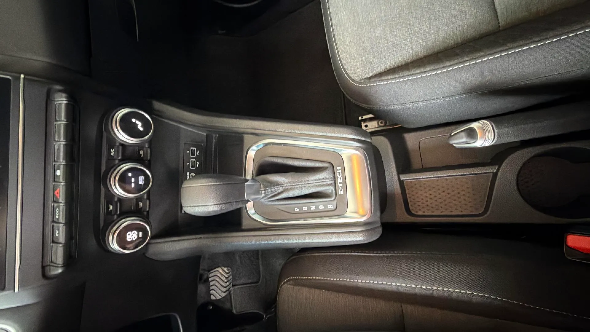 Renault Captur evolution E-Tech full hybr - foto 24