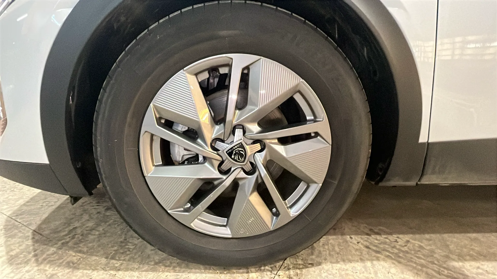 Peugeot 408 Allure Hybrid 136 eDCS6 - foto 23