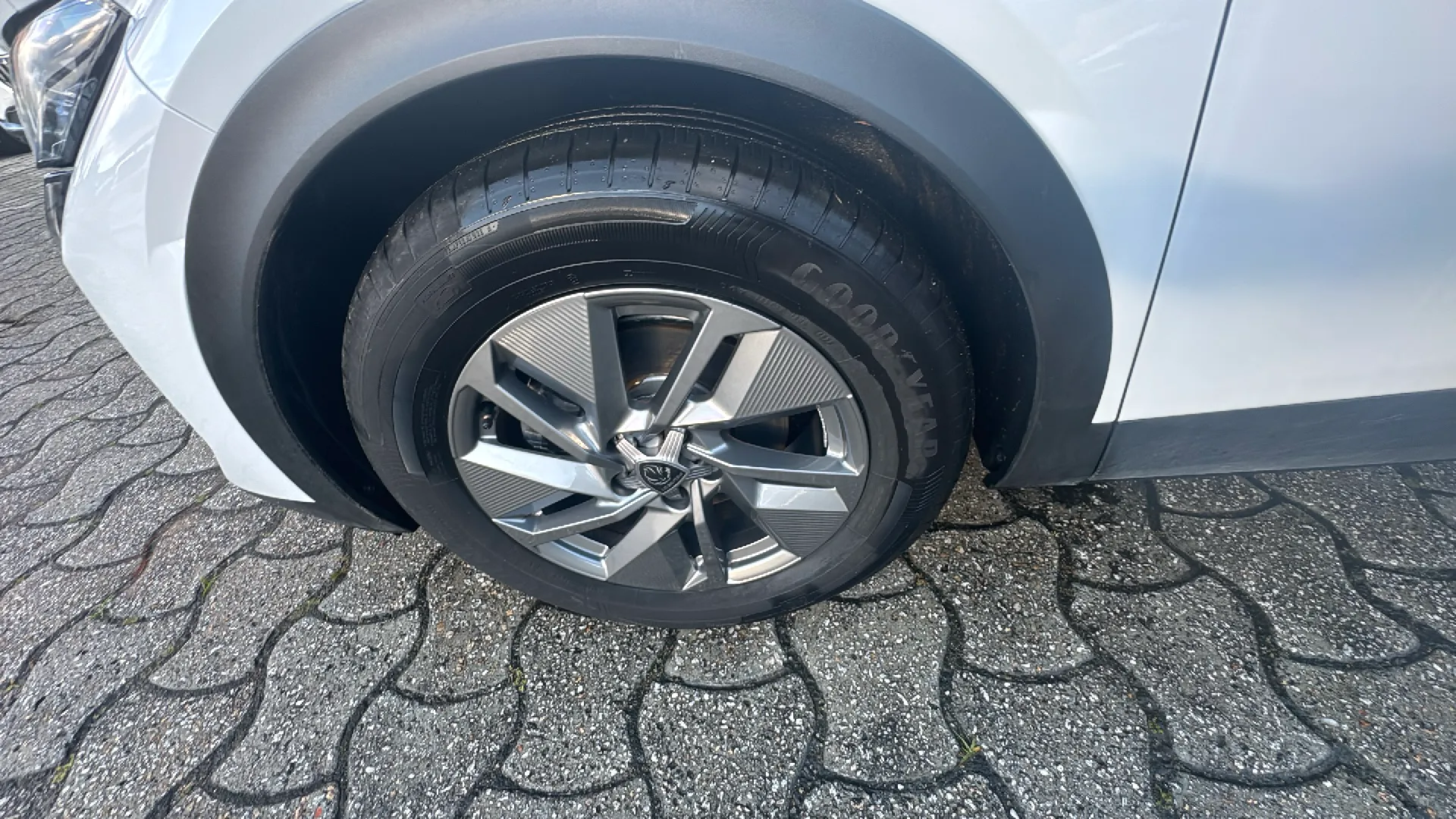 Peugeot 408 Allure Hybrid 145 eDCS6 - foto 25