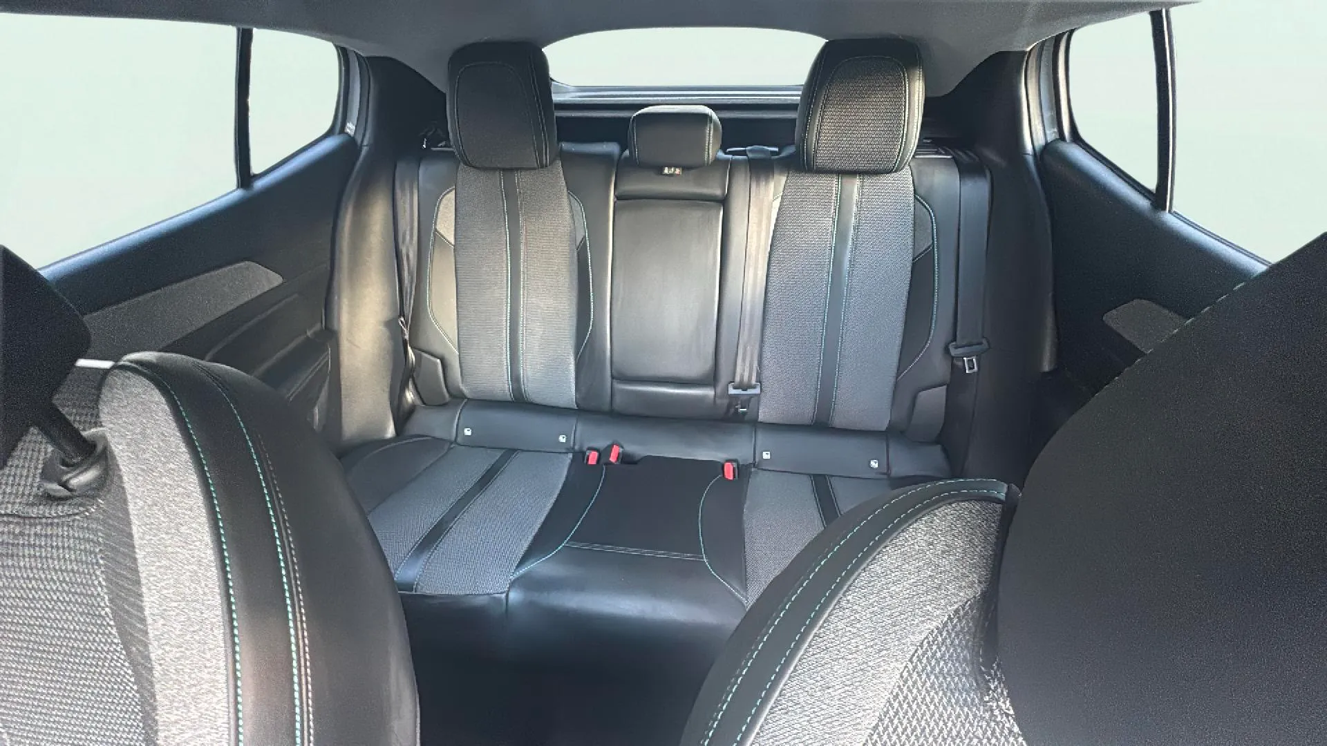Peugeot 408 Allure Hybrid 145 eDCS6 - foto 15