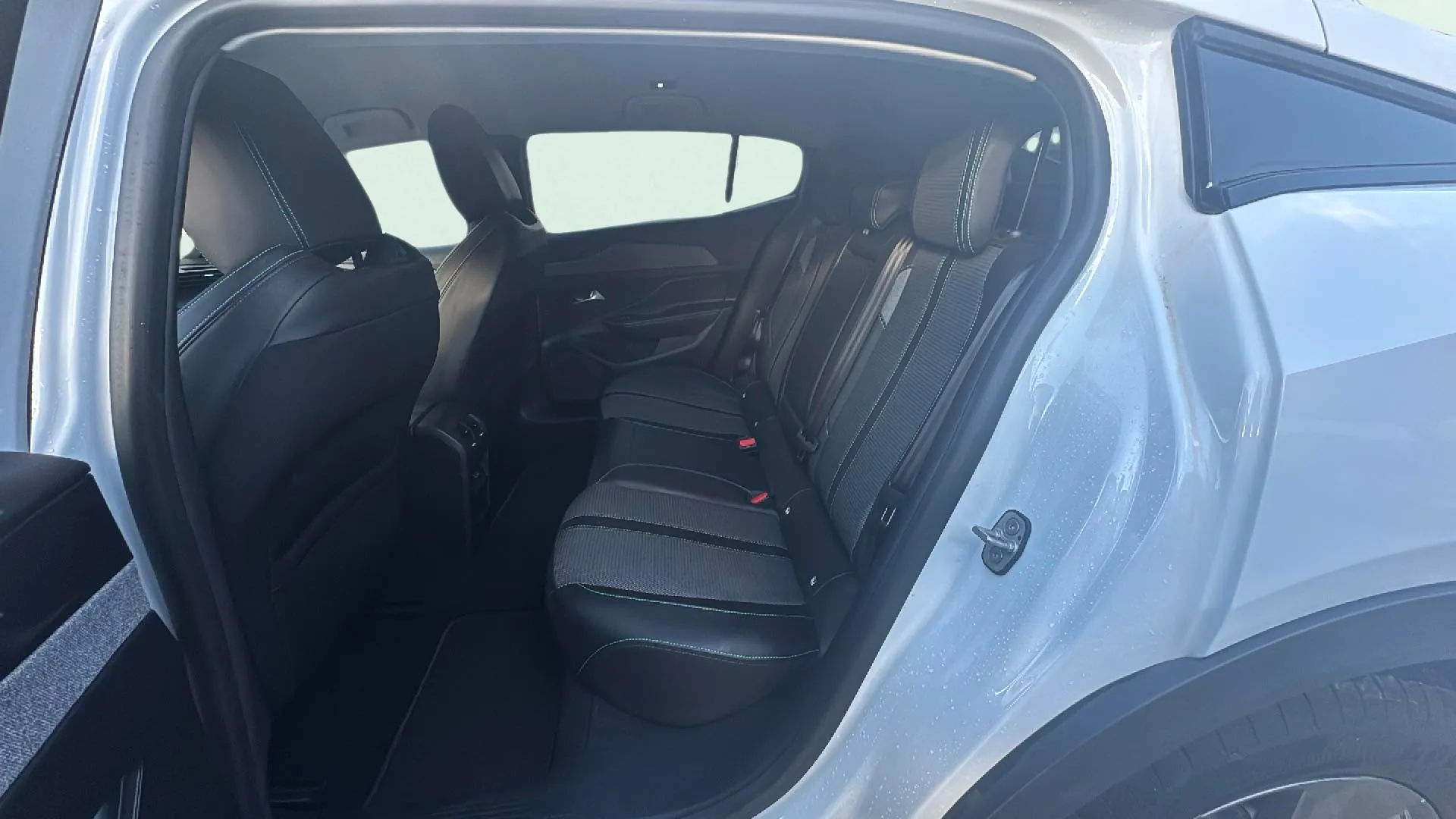 Peugeot 408 Allure Hybrid 145 eDCS6 - foto 14
