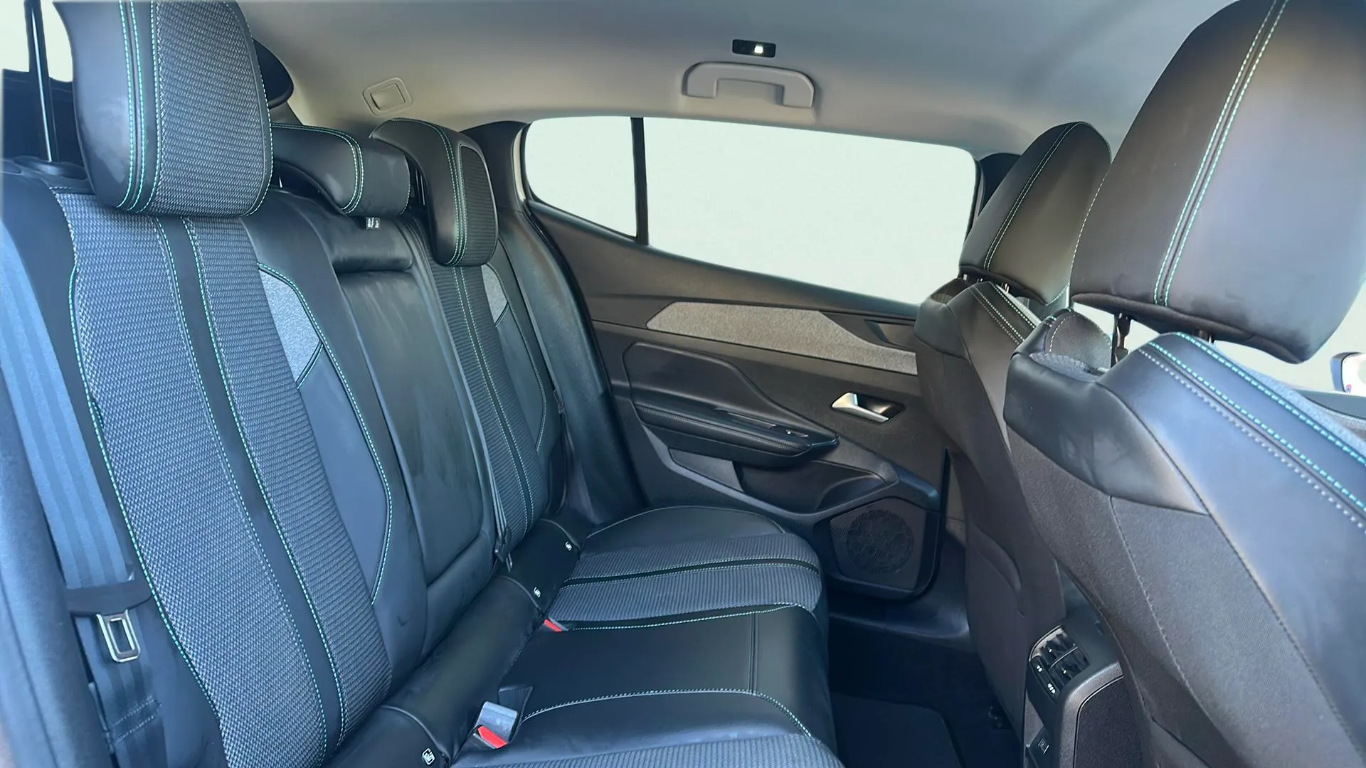 Peugeot 408 Allure Hybrid 145 eDCS6 - foto 15