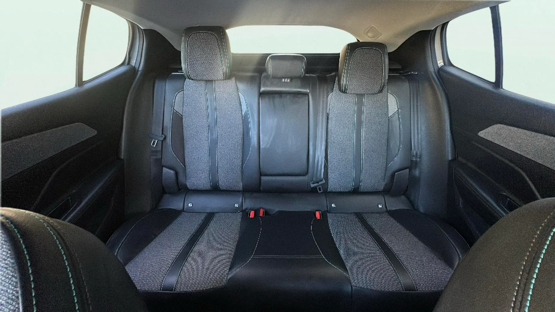 Peugeot 408 Allure Hybrid 145 eDCS6 - foto 16