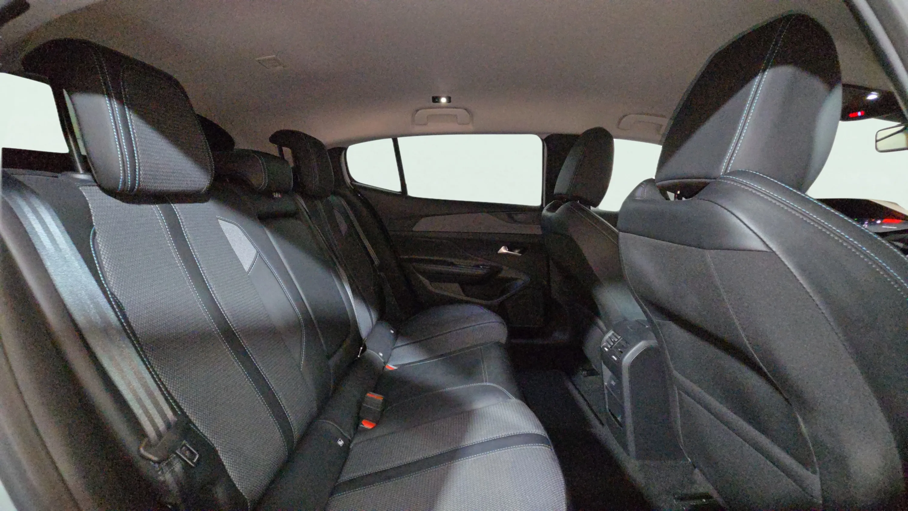 Peugeot 408 Allure Hybrid 145 eDCS6 - foto 19