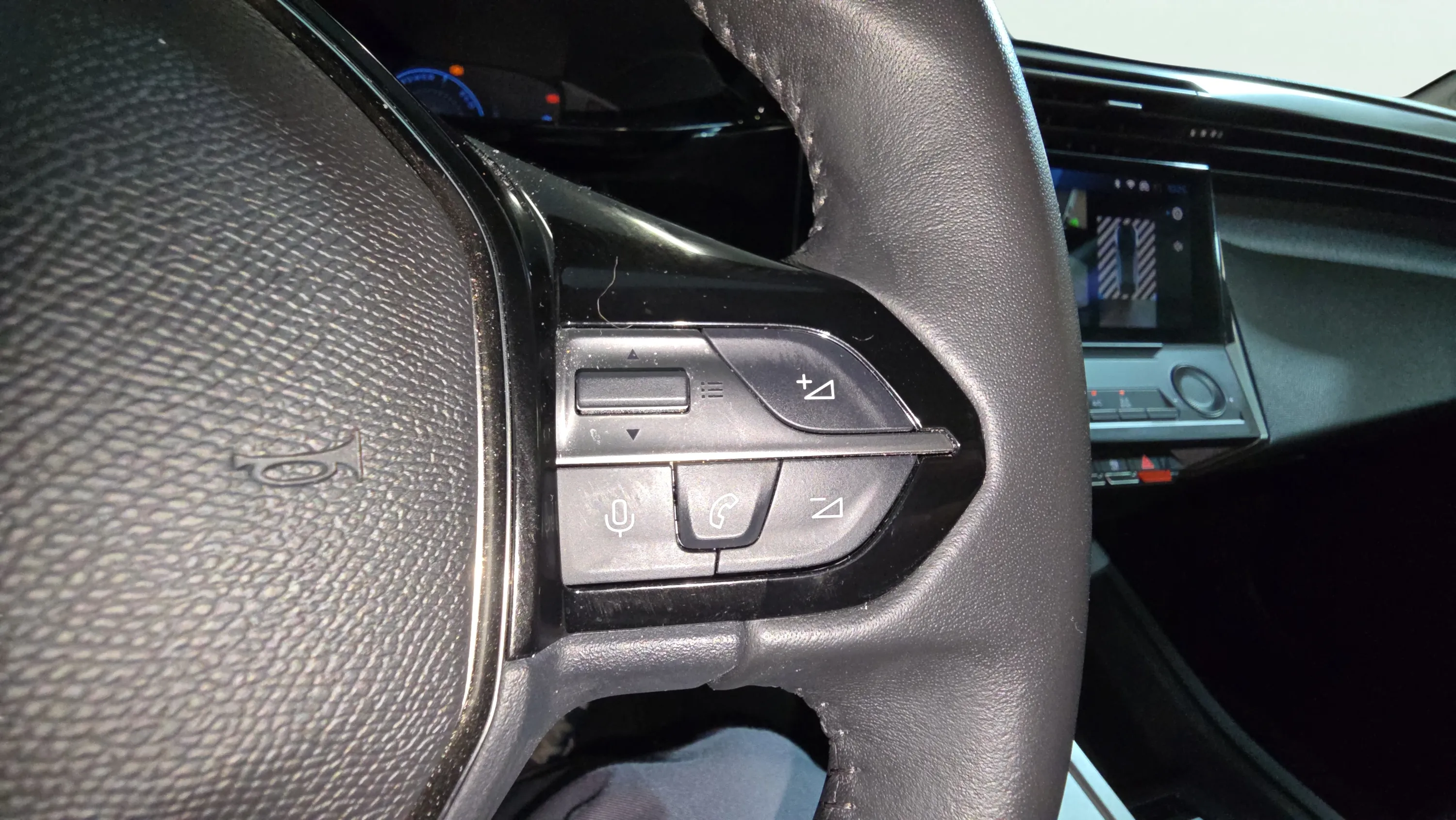 Peugeot 408 Allure Hybrid 145 eDCS6 - foto 15