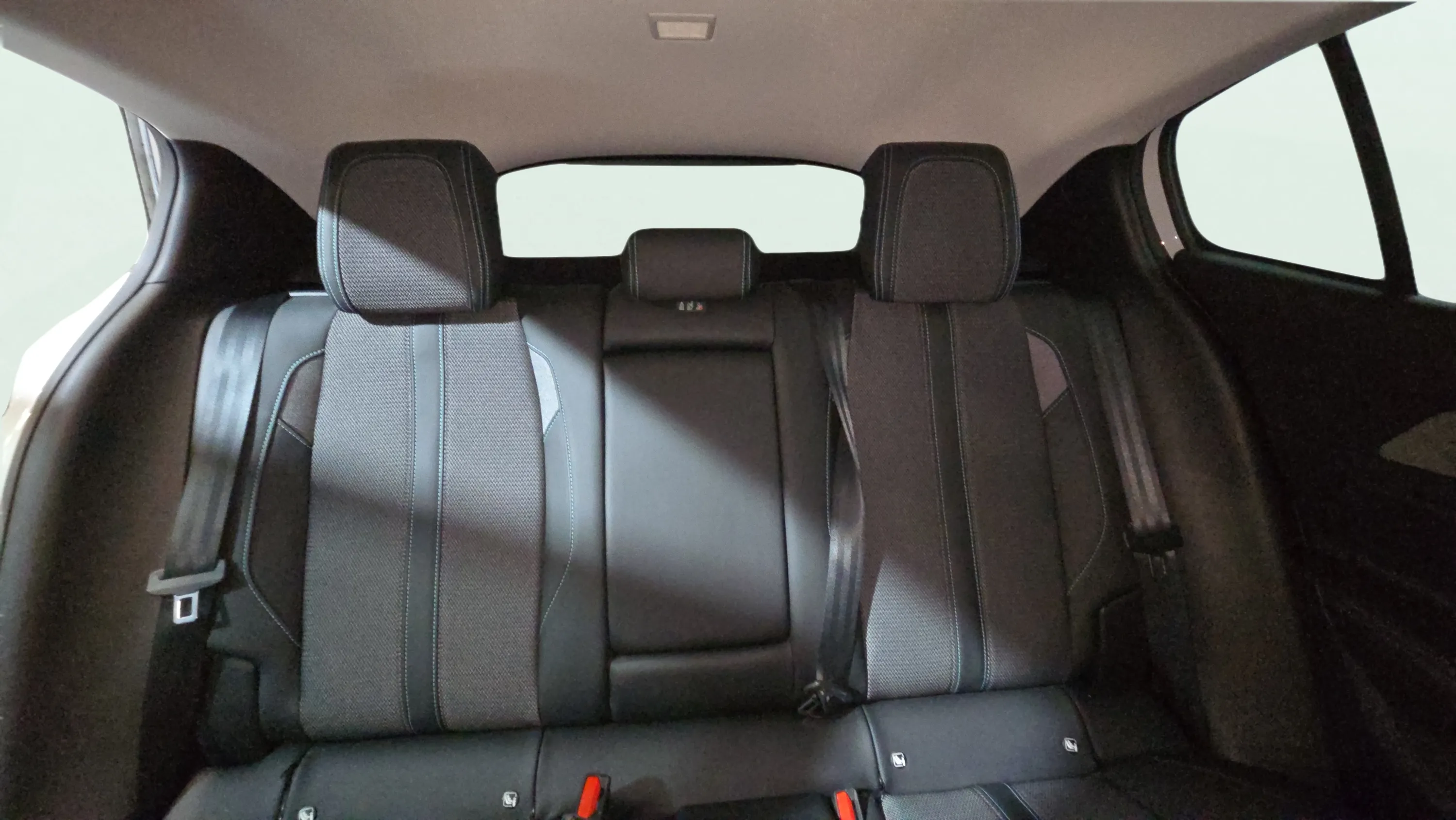 Peugeot 408 Allure Hybrid 145 eDCS6 - foto 20