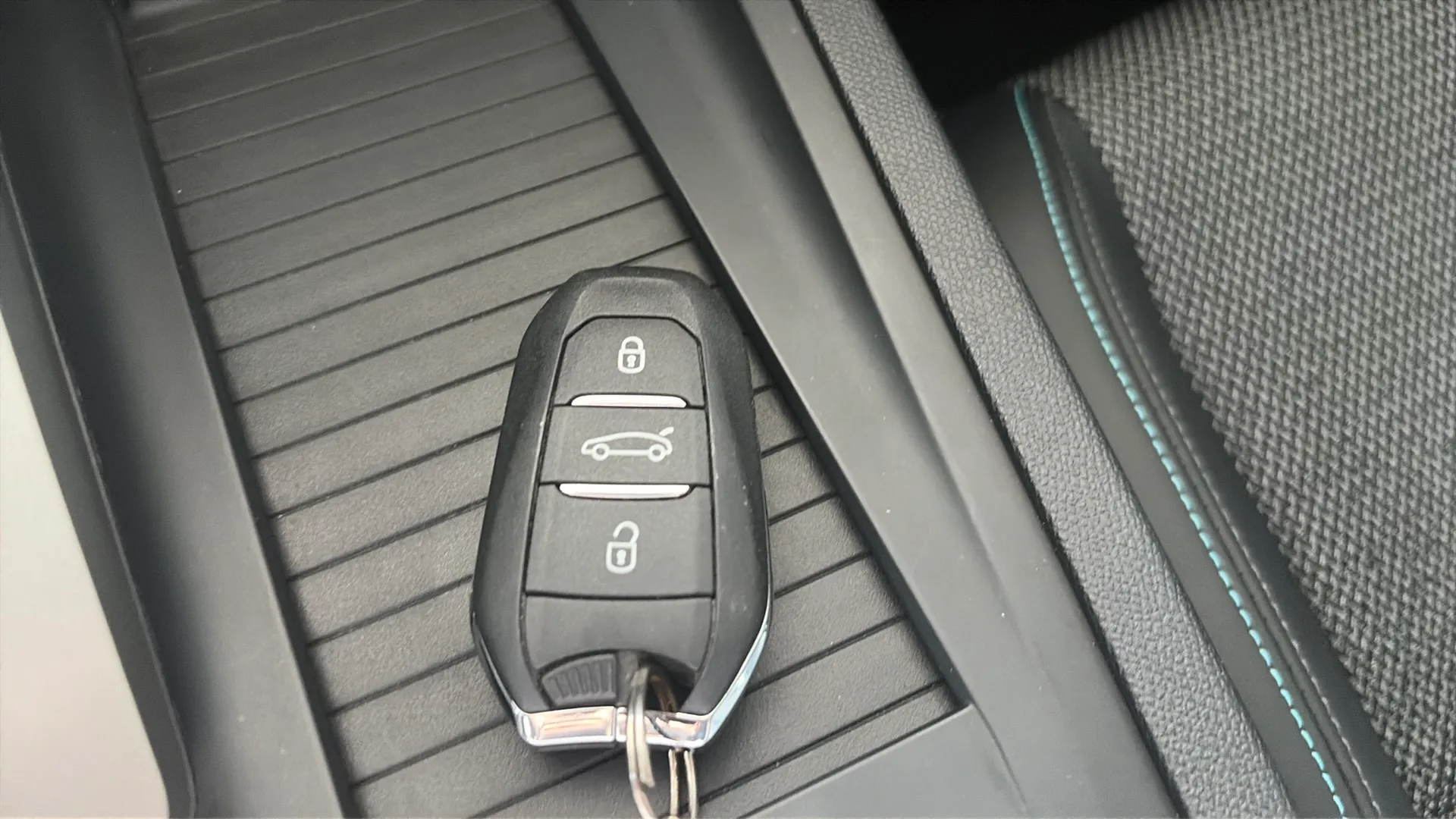 Peugeot 408 Allure Hybrid 145 eDCS6 - foto 26