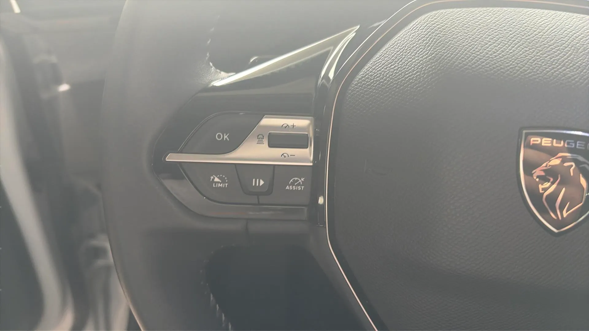 Peugeot 408 Allure Hybrid 145 eDCS6 - foto 16