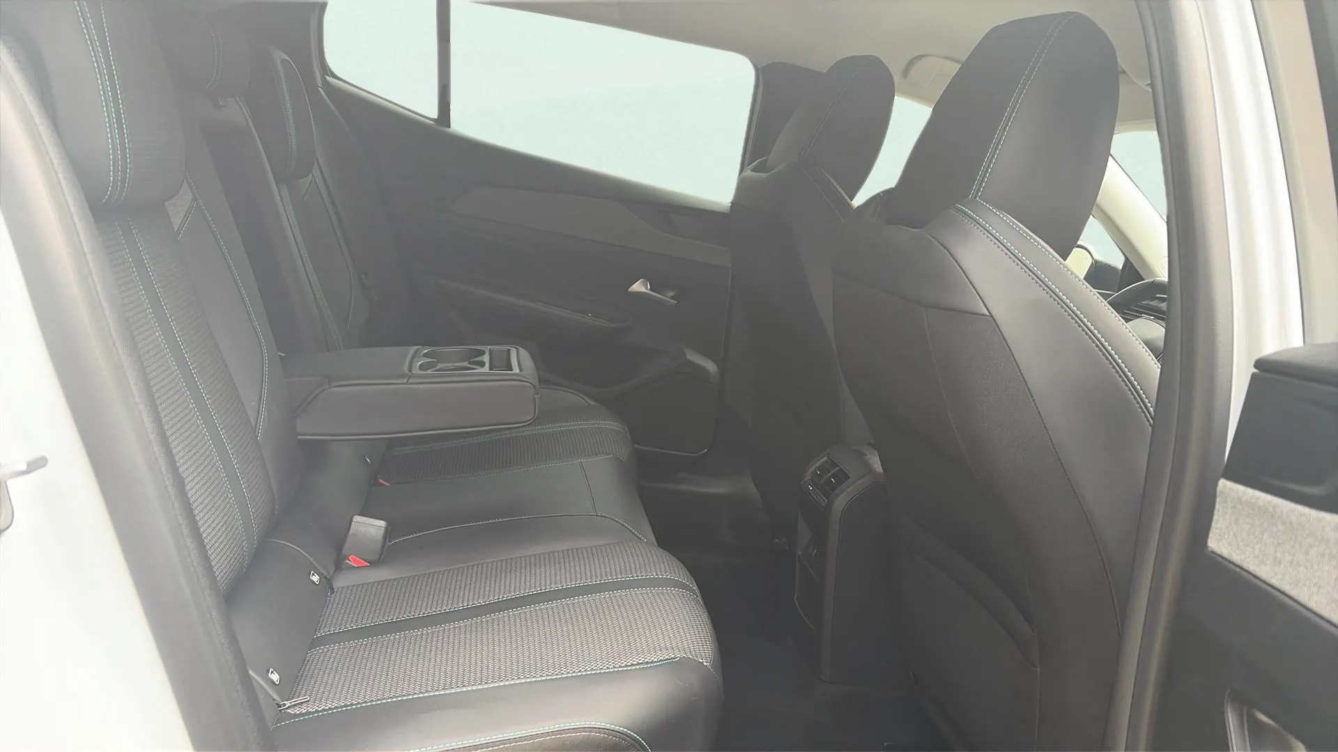 Peugeot 408 Allure Hybrid 145 eDCS6 - foto 13