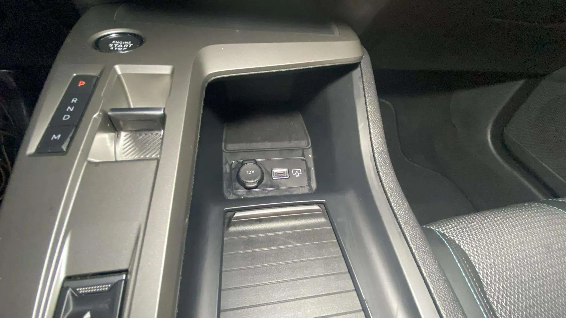 Peugeot 408 Allure Hybrid 136 eDCS6 - foto 24