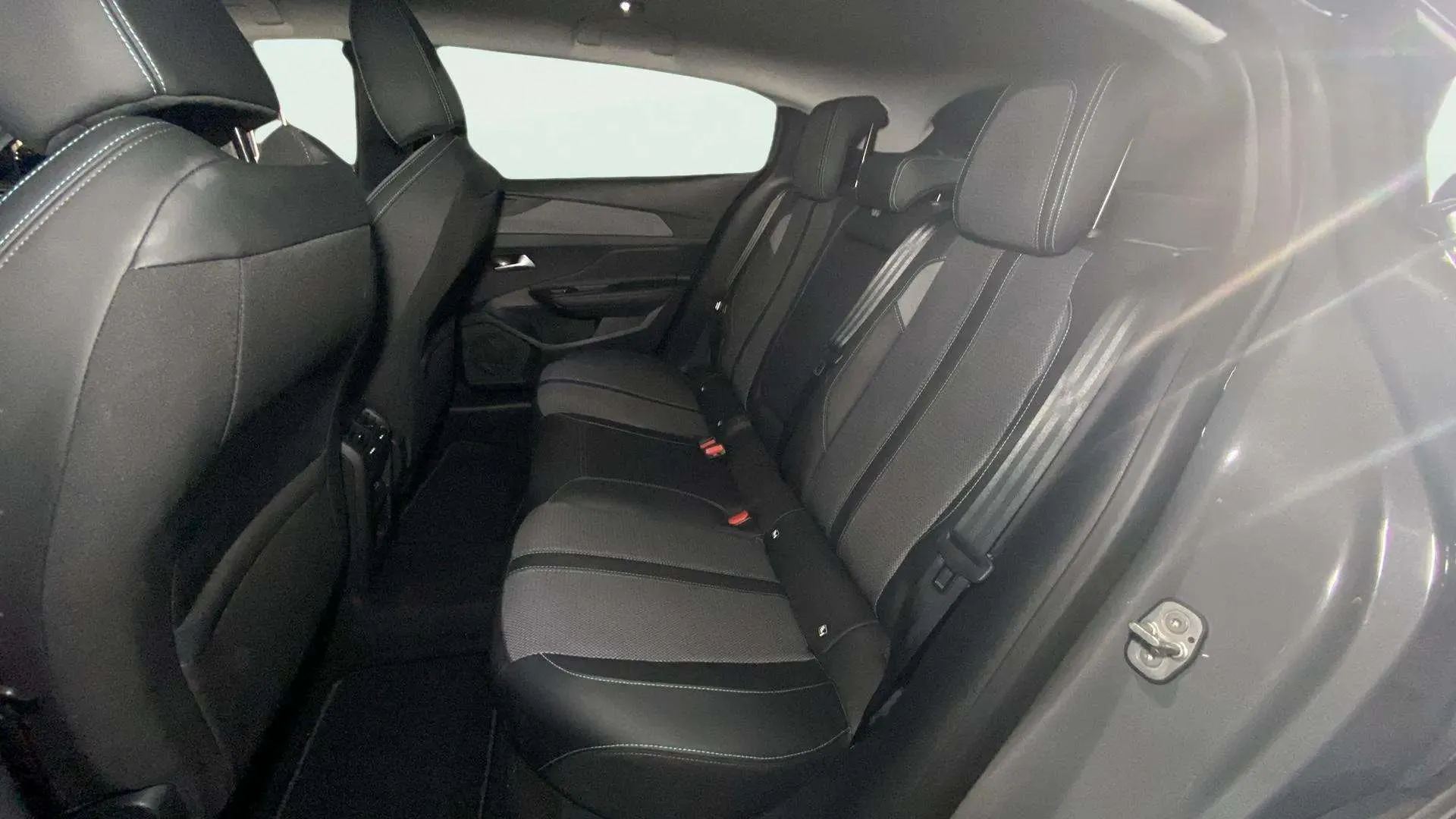 Peugeot 408 Allure Hybrid 136 eDCS6 - foto 16