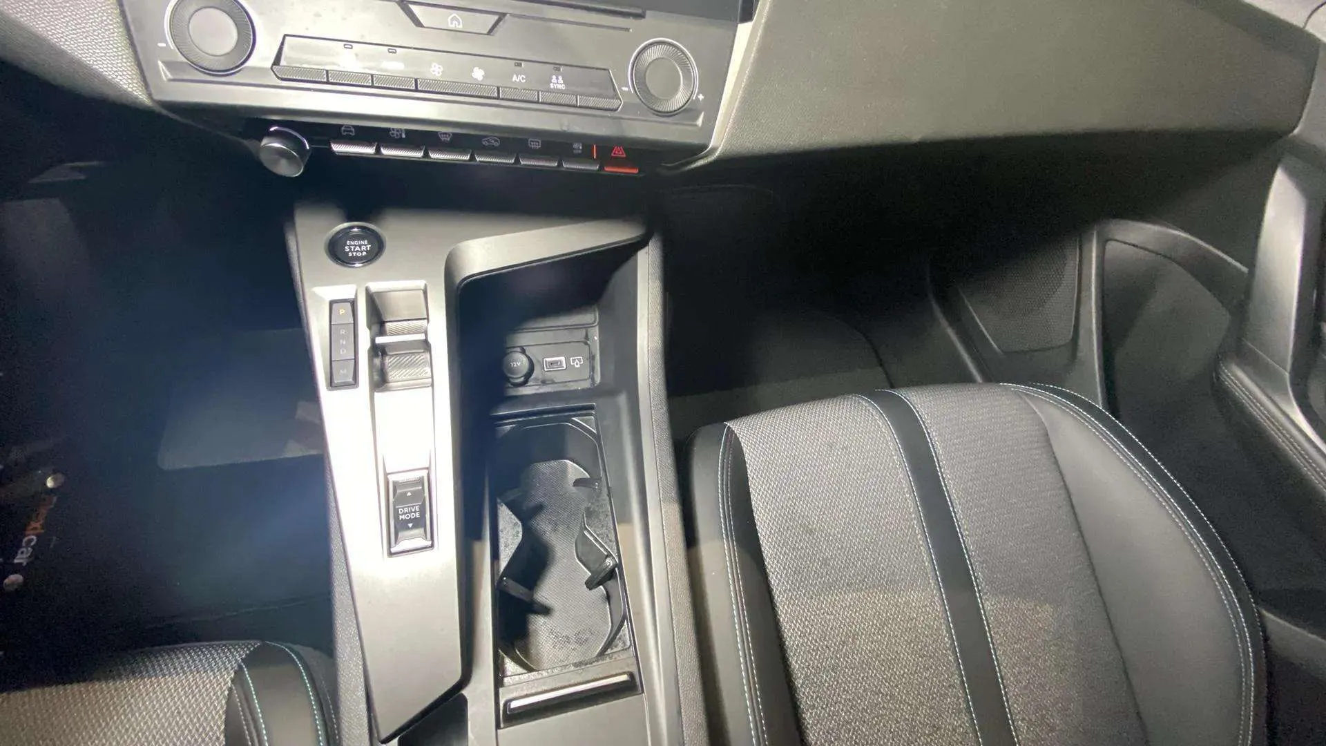 Peugeot 408 Allure Hybrid 136 eDCS6 - foto 25