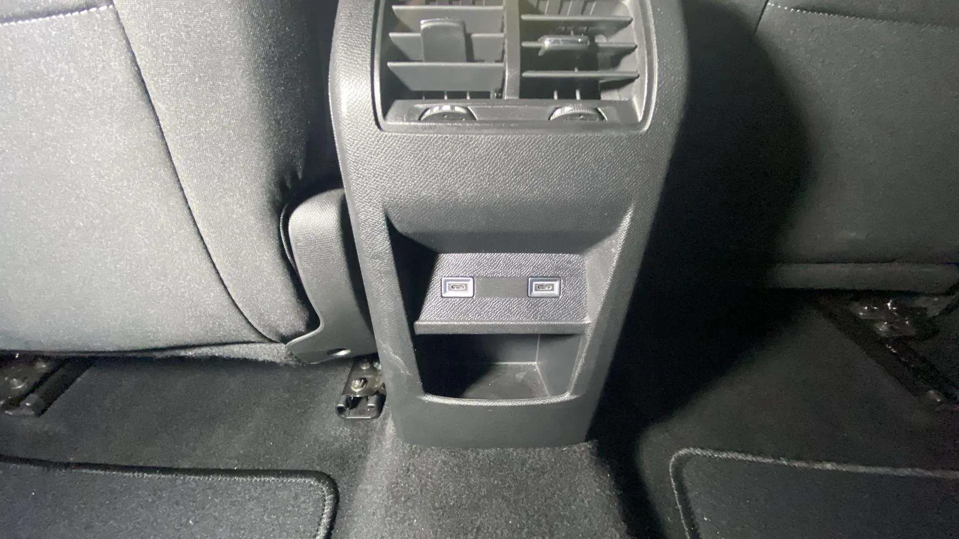 Peugeot 408 Allure Hybrid 136 eDCS6 - foto 28