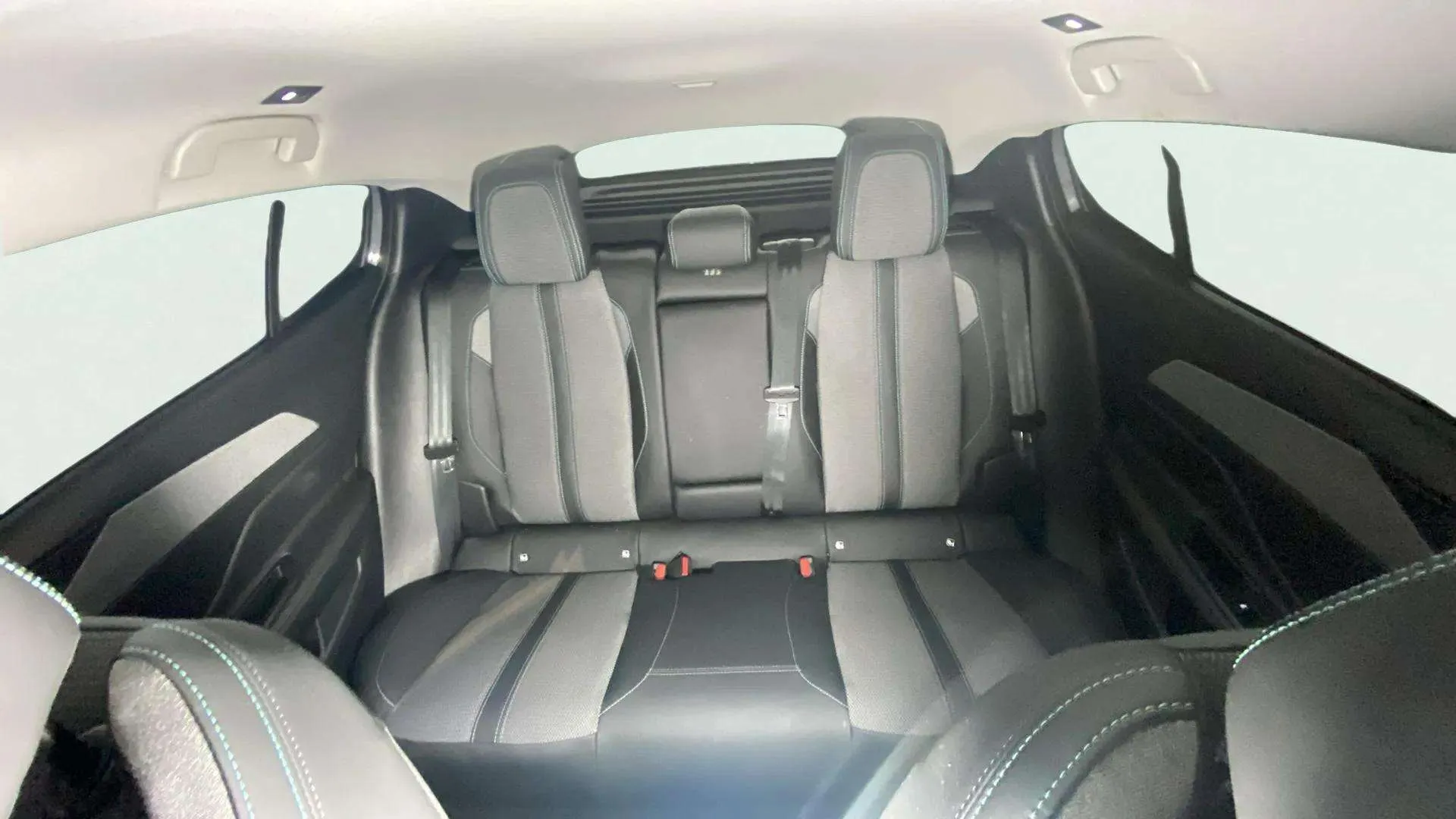 Peugeot 408 Allure Hybrid 136 eDCS6 - foto 17