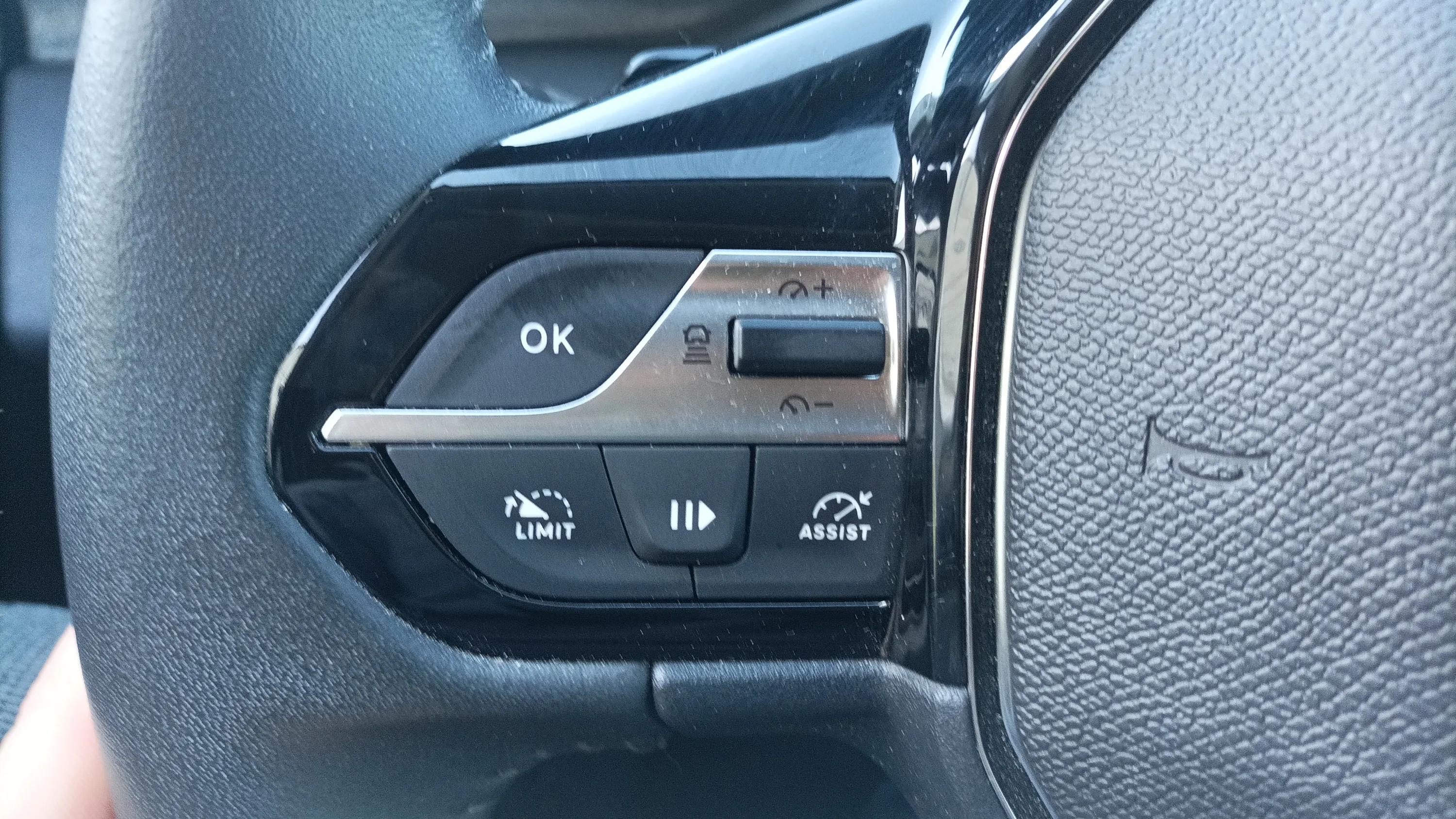 Peugeot 408 Allure Hybrid 136 eDCS6 - foto 11