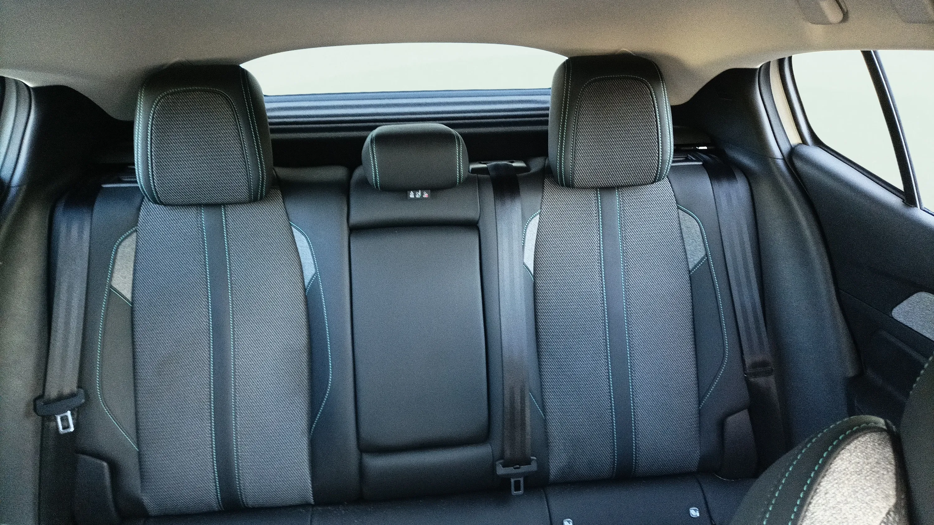 Peugeot 408 Allure Hybrid 136 eDCS6 - foto 23