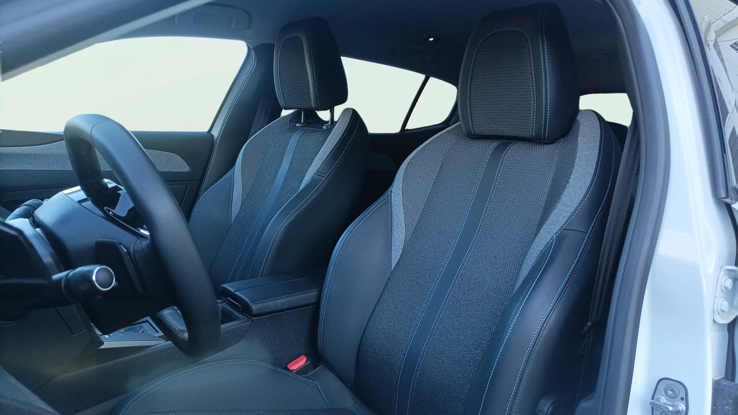 Peugeot 408 Allure Hybrid 136 eDCS6 - foto 17