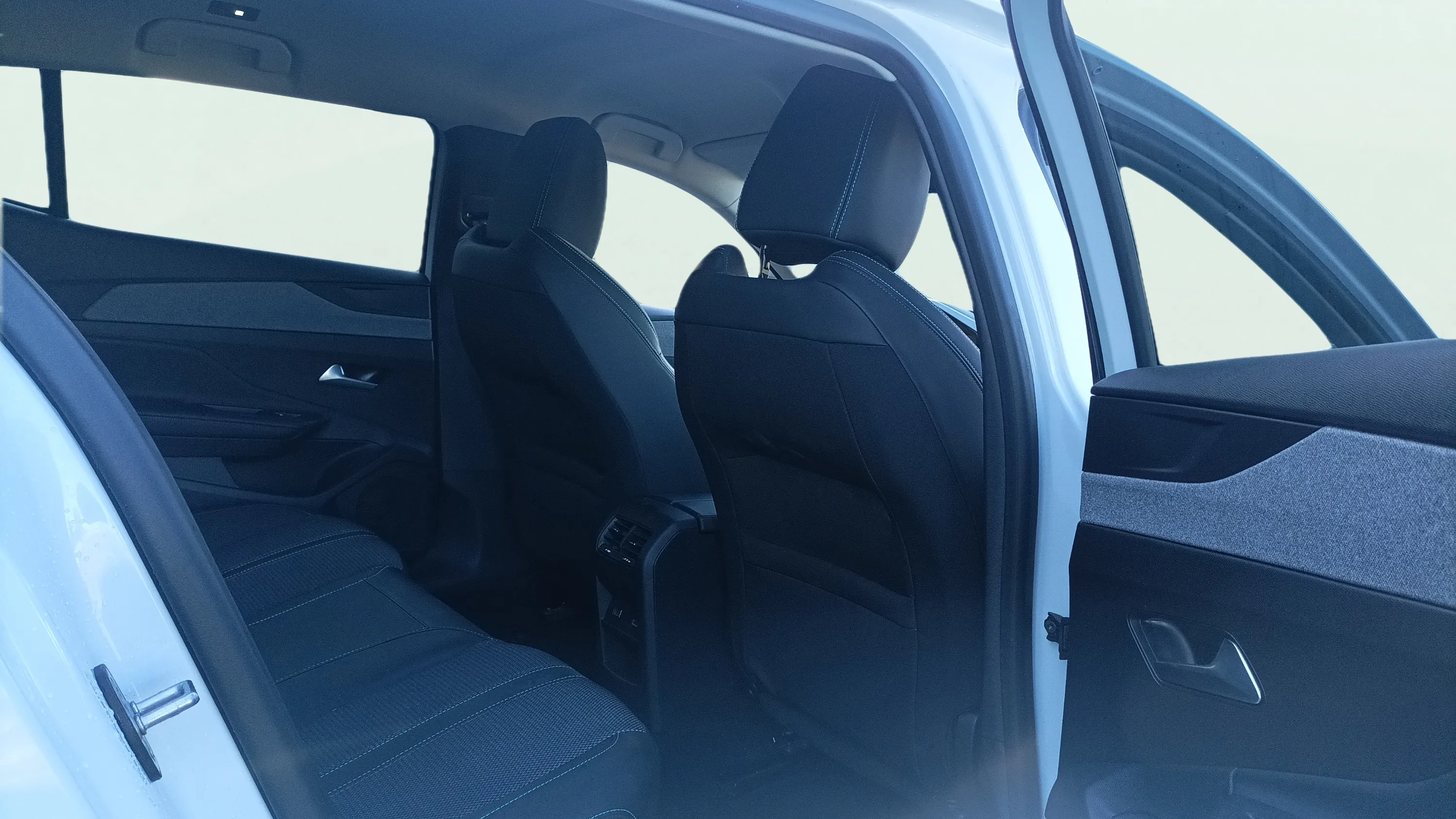 Peugeot 408 Allure Hybrid 136 eDCS6 - foto 22