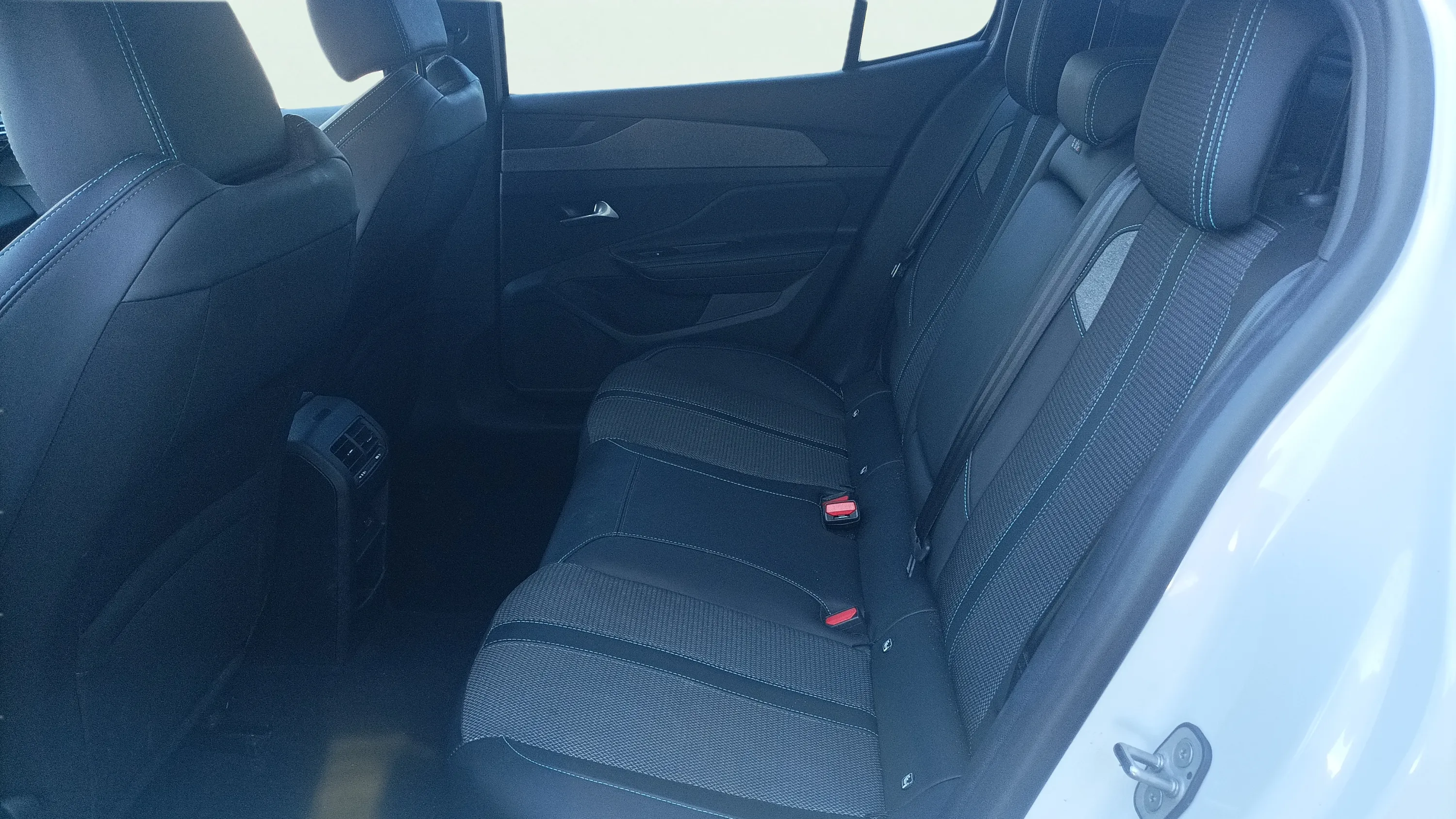 Peugeot 408 Allure Hybrid 136 eDCS6 - foto 24