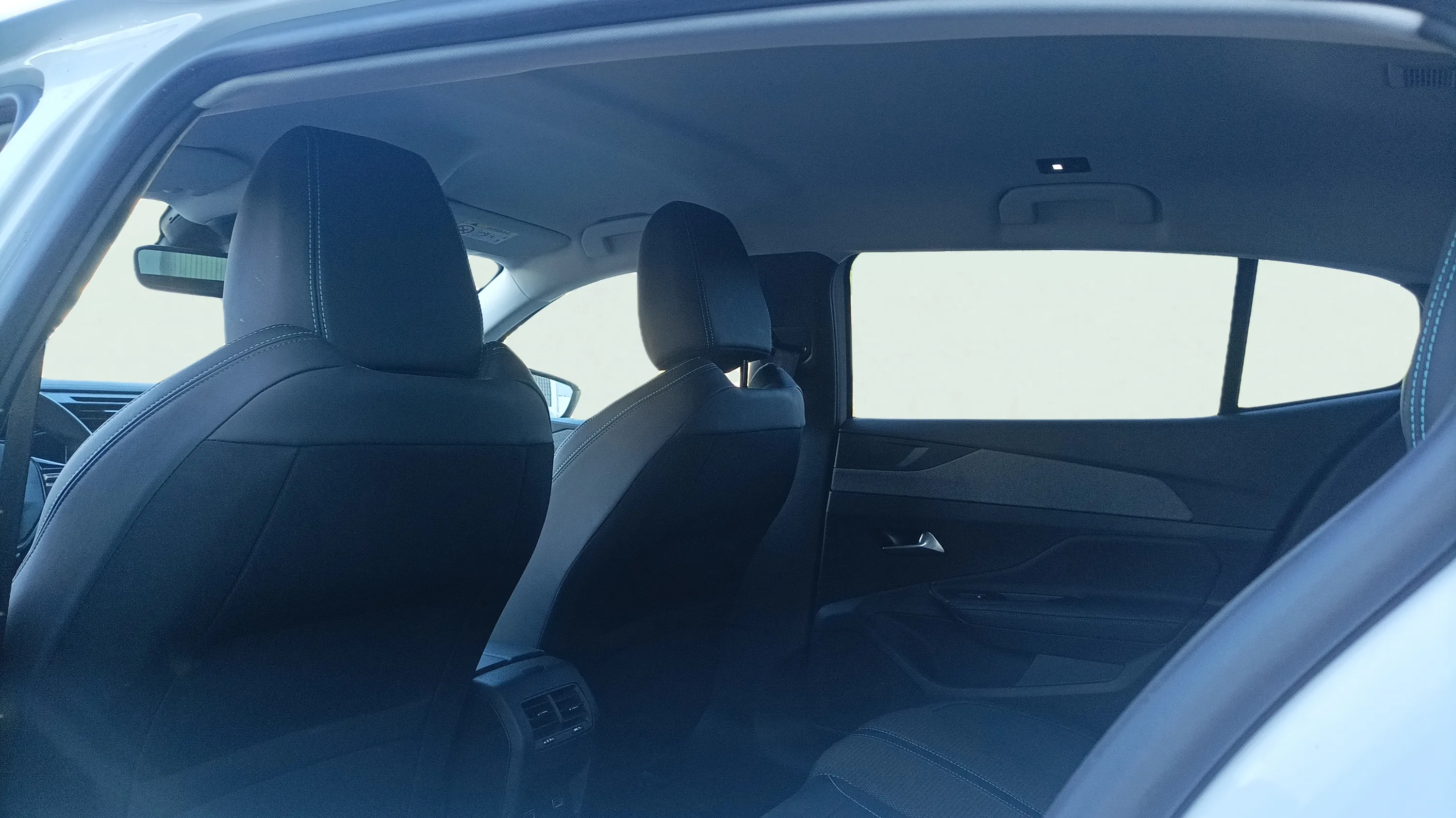 Peugeot 408 Allure Hybrid 136 eDCS6 - foto 25