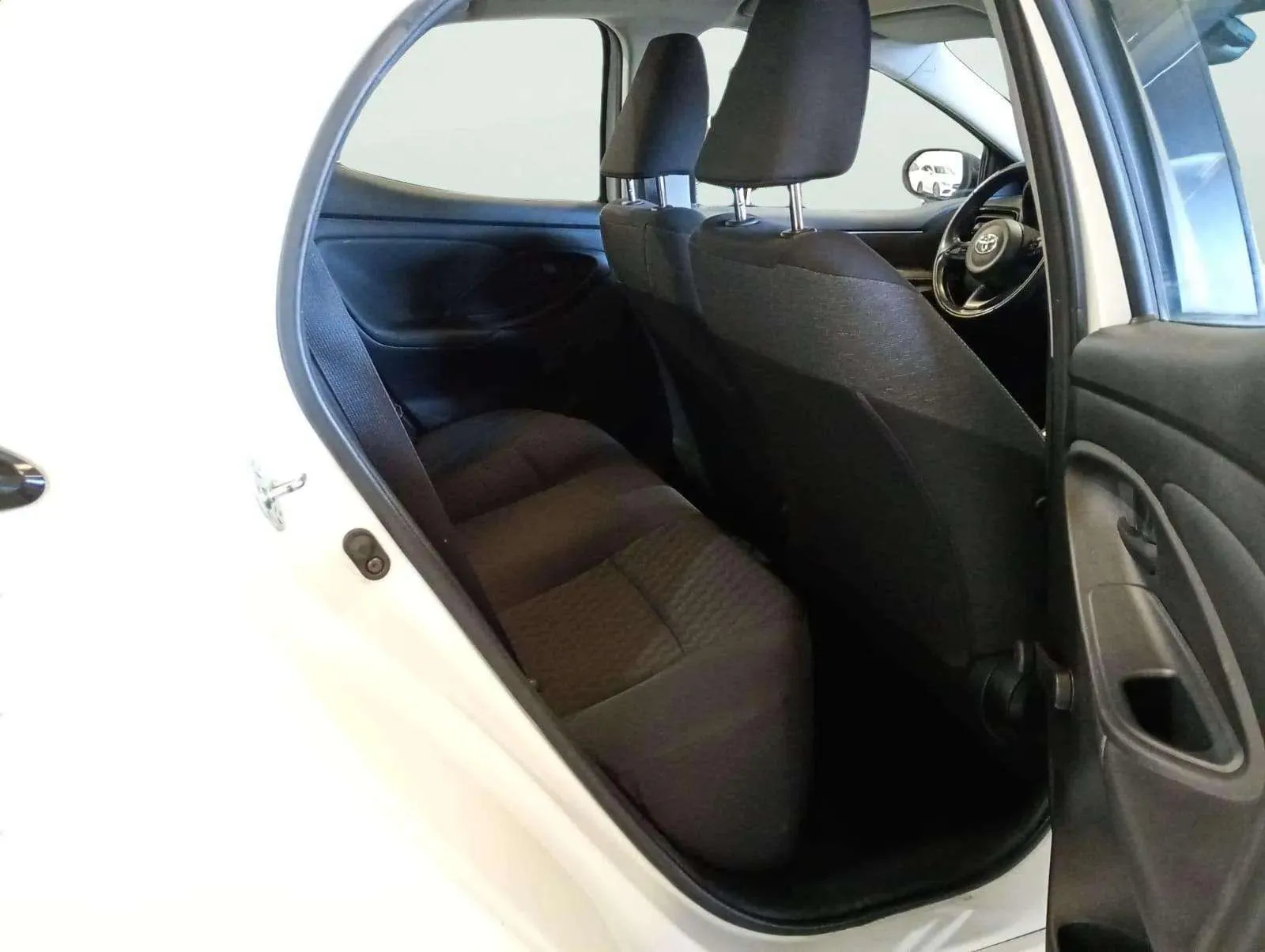 Toyota Yaris 1.0 70 Business - foto 12