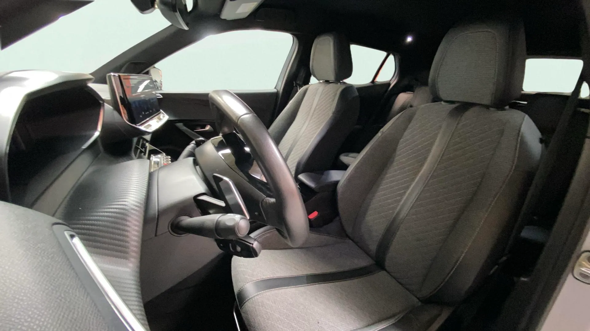 Peugeot 2008 Allure PureTech 130 EAT8 - foto 9