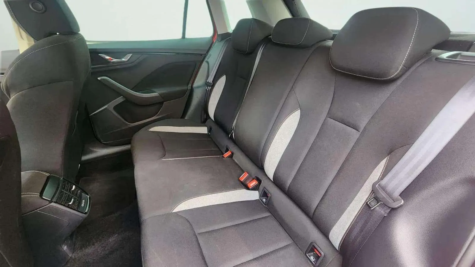 Škoda Kamiq 1.0 TSI Selection - foto 23