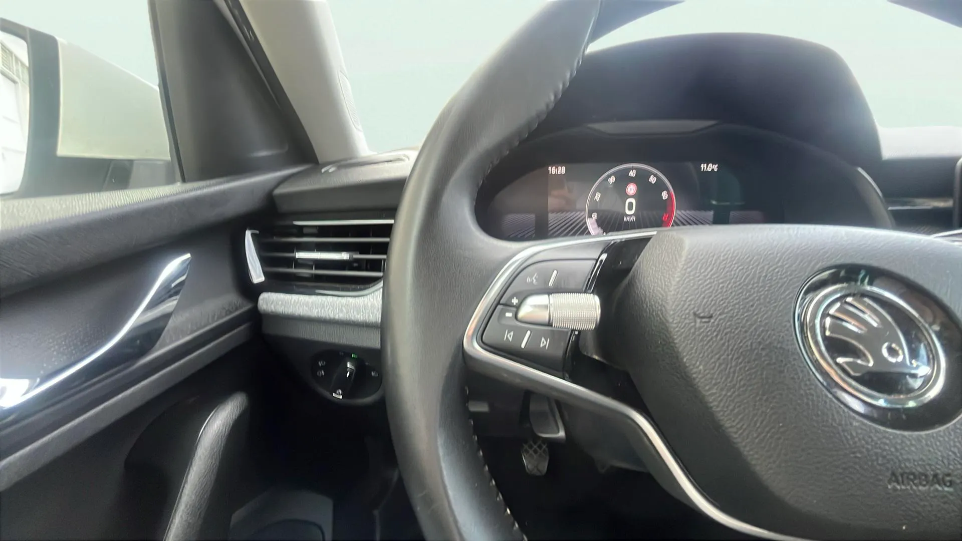 Škoda Kamiq 1.0 TSI Selection - foto 22