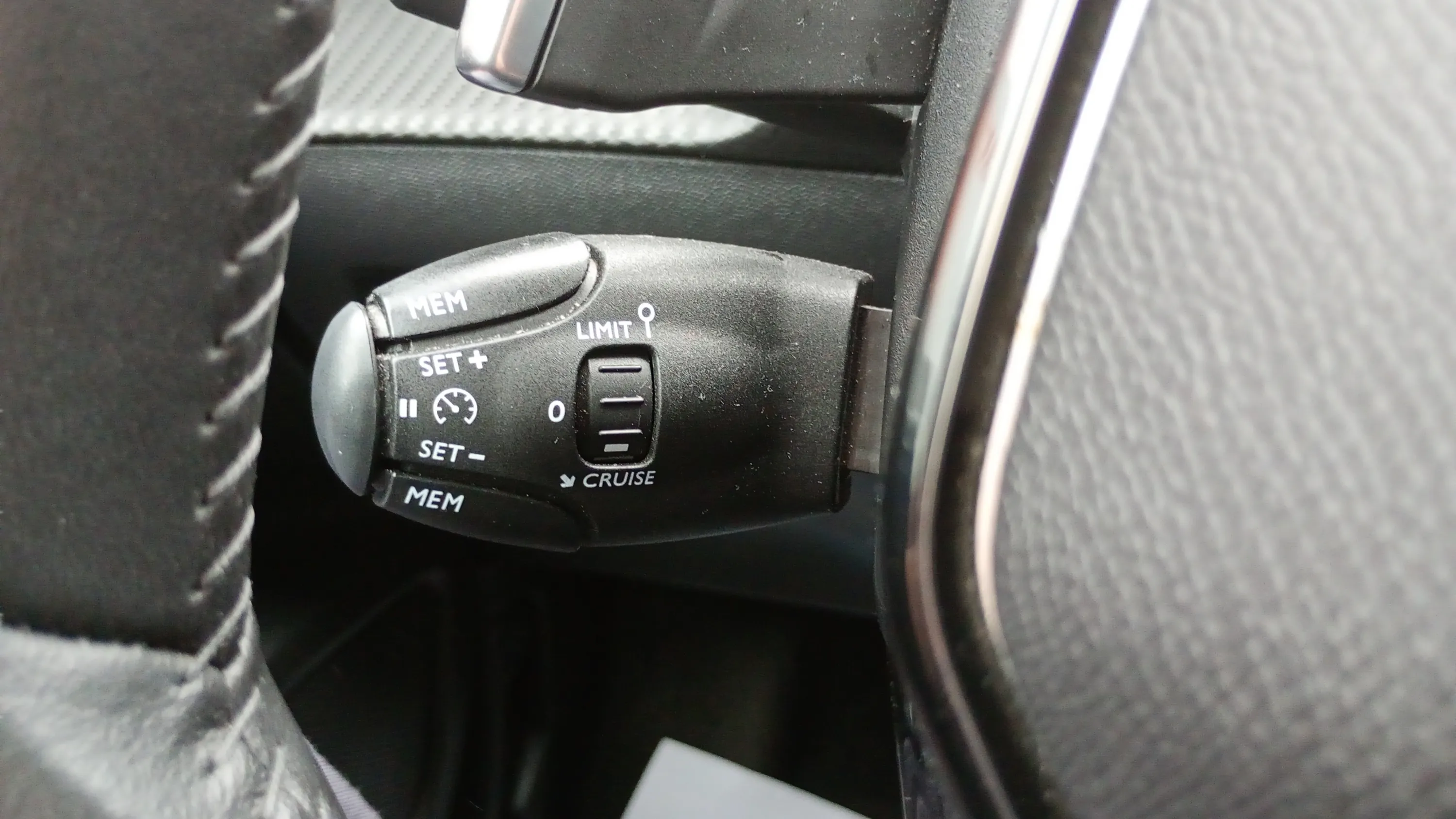 Peugeot 2008 Allure PureTech 130 EAT8 - foto 26