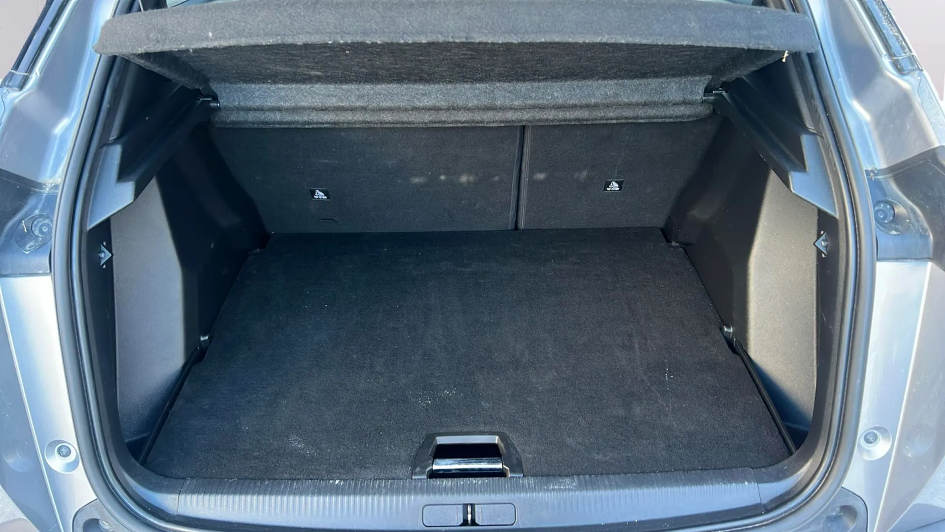 Peugeot 2008 Allure PureTech 130 EAT8 - foto 18