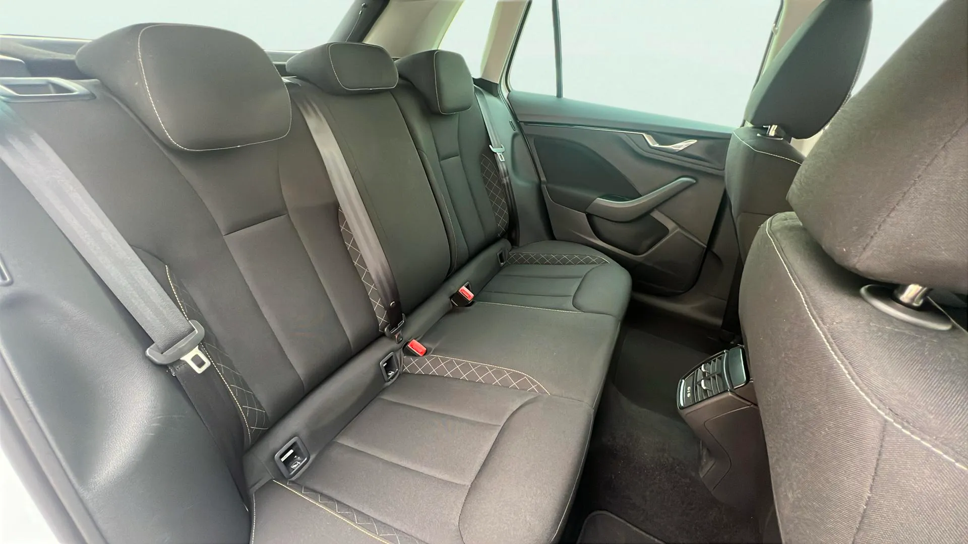 Škoda Kamiq 1.0 TSI Selection - foto 17