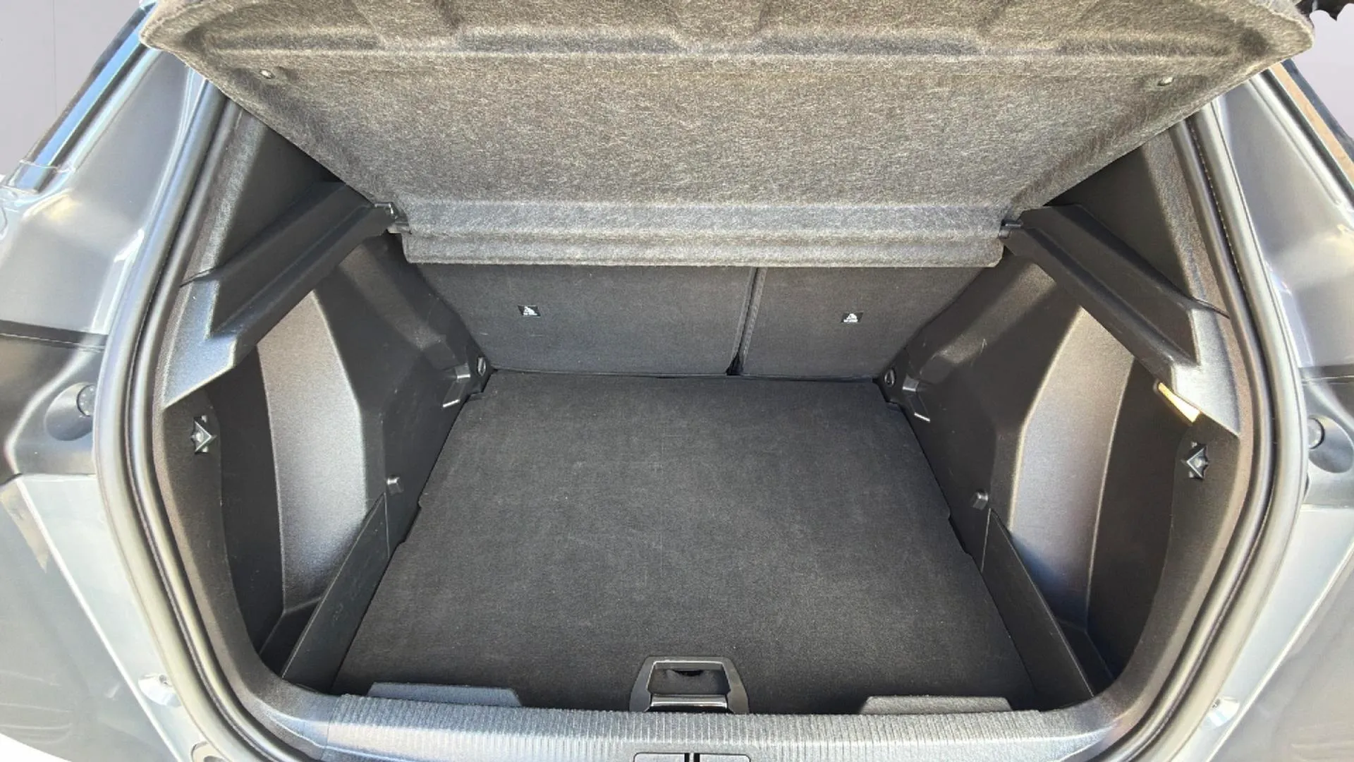 Peugeot 2008 Allure PureTech 130 EAT8 - foto 18