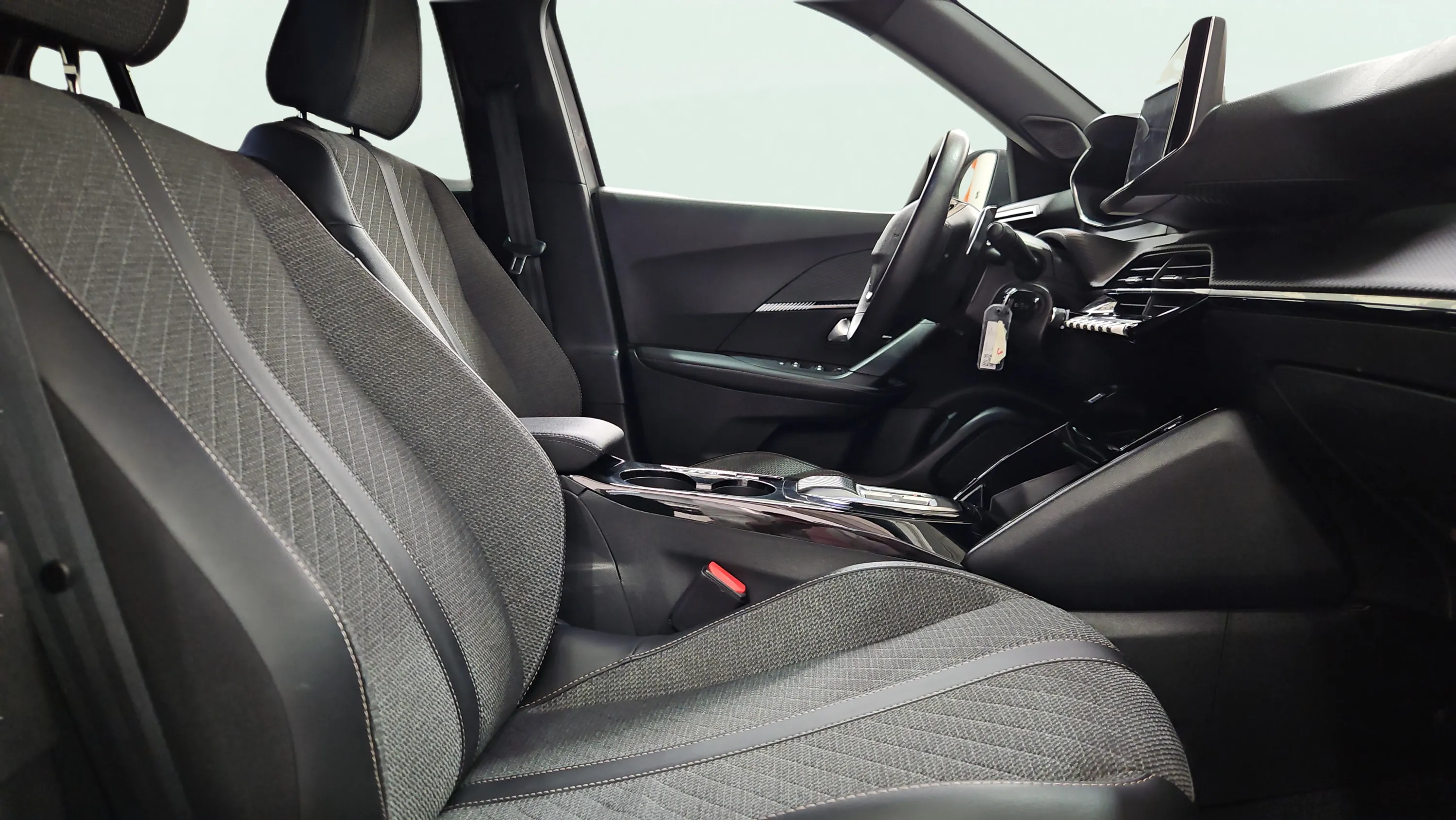 Peugeot 2008 Allure PureTech 130 EAT8 - foto 19