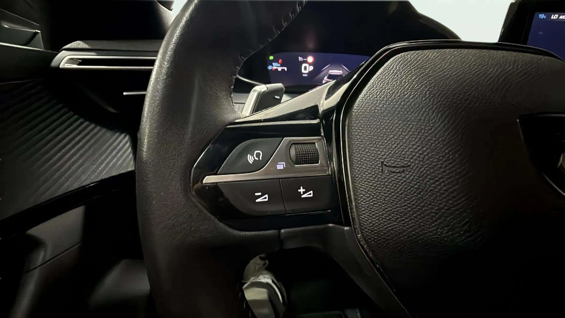 Peugeot 2008 Allure PureTech 130 EAT8 - foto 18