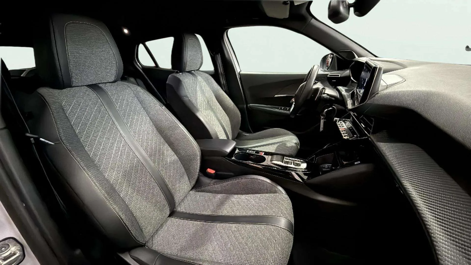 Peugeot 2008 Allure PureTech 130 EAT8 - foto 13