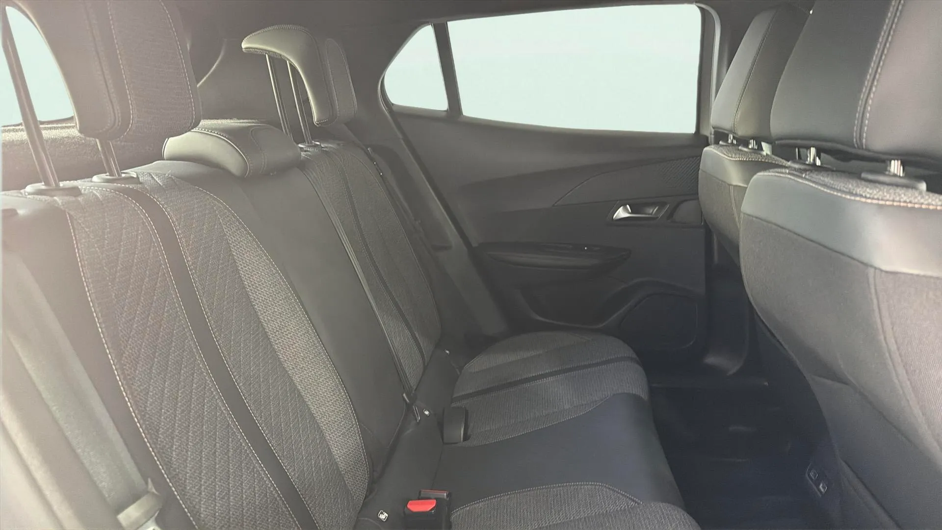 Peugeot 2008 Allure PureTech 130 EAT8 - foto 16