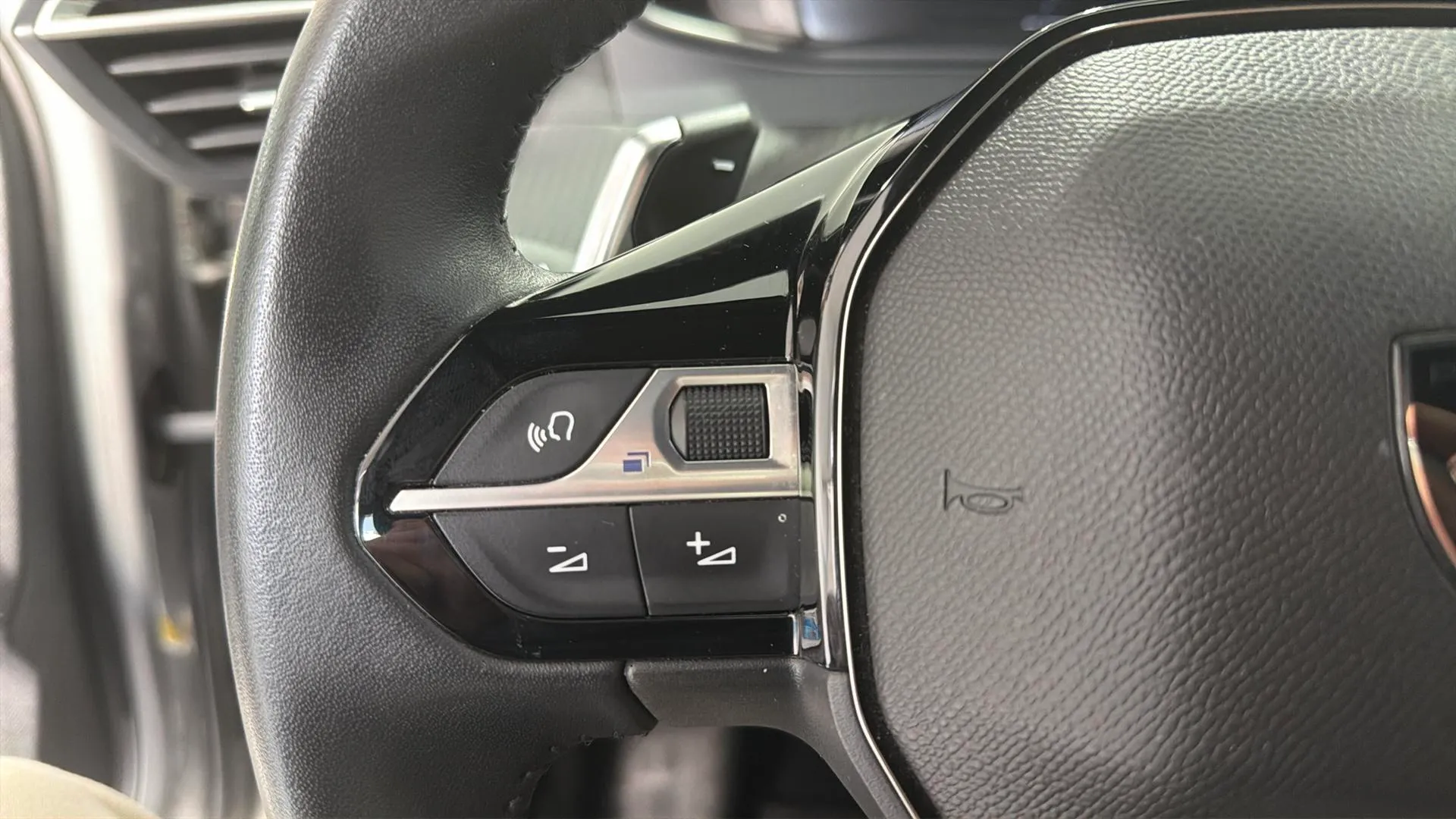 Peugeot 2008 Allure PureTech 130 EAT8 - foto 11