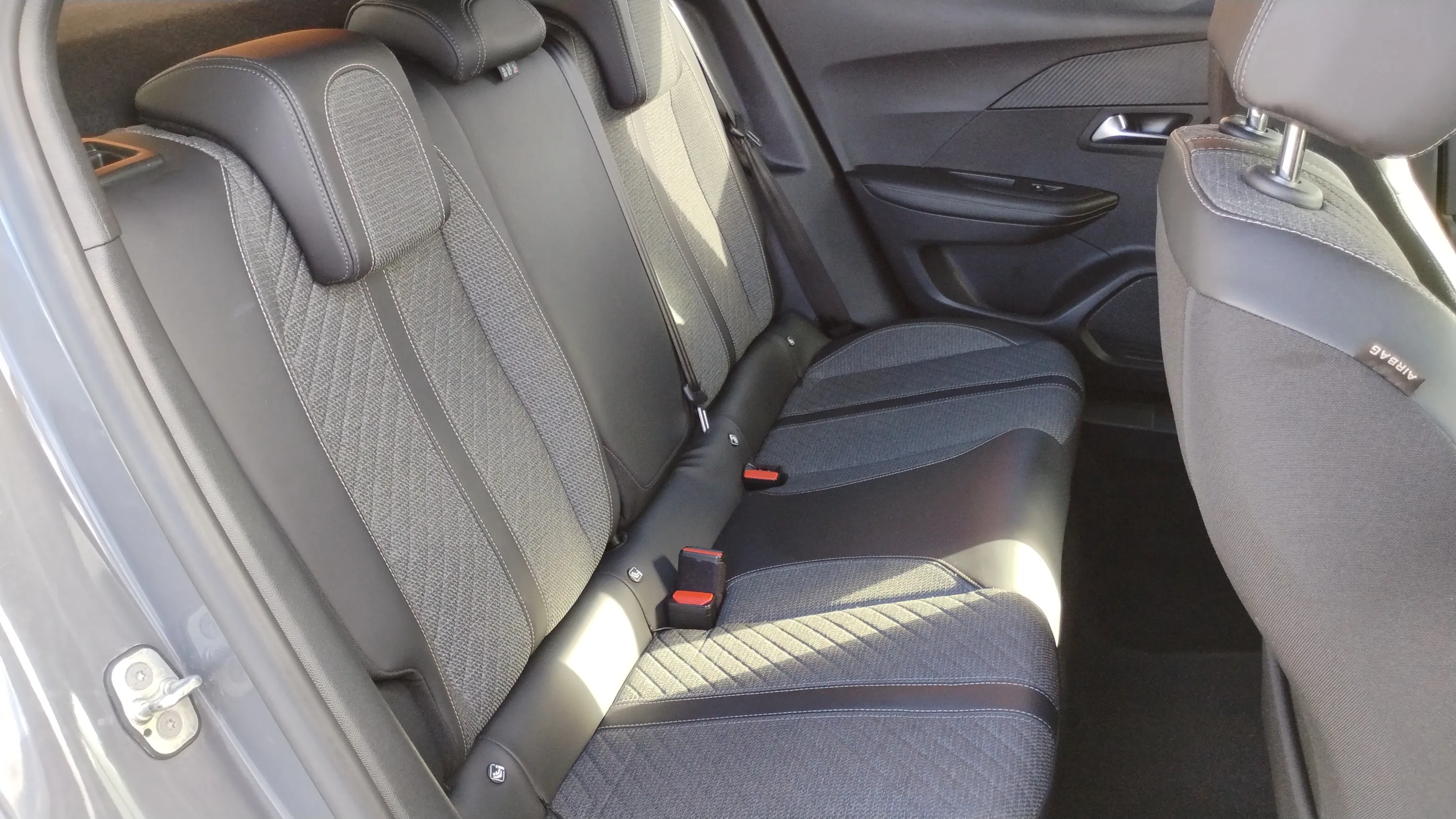 Peugeot 2008 Allure Pack PureTech 100 - foto 19