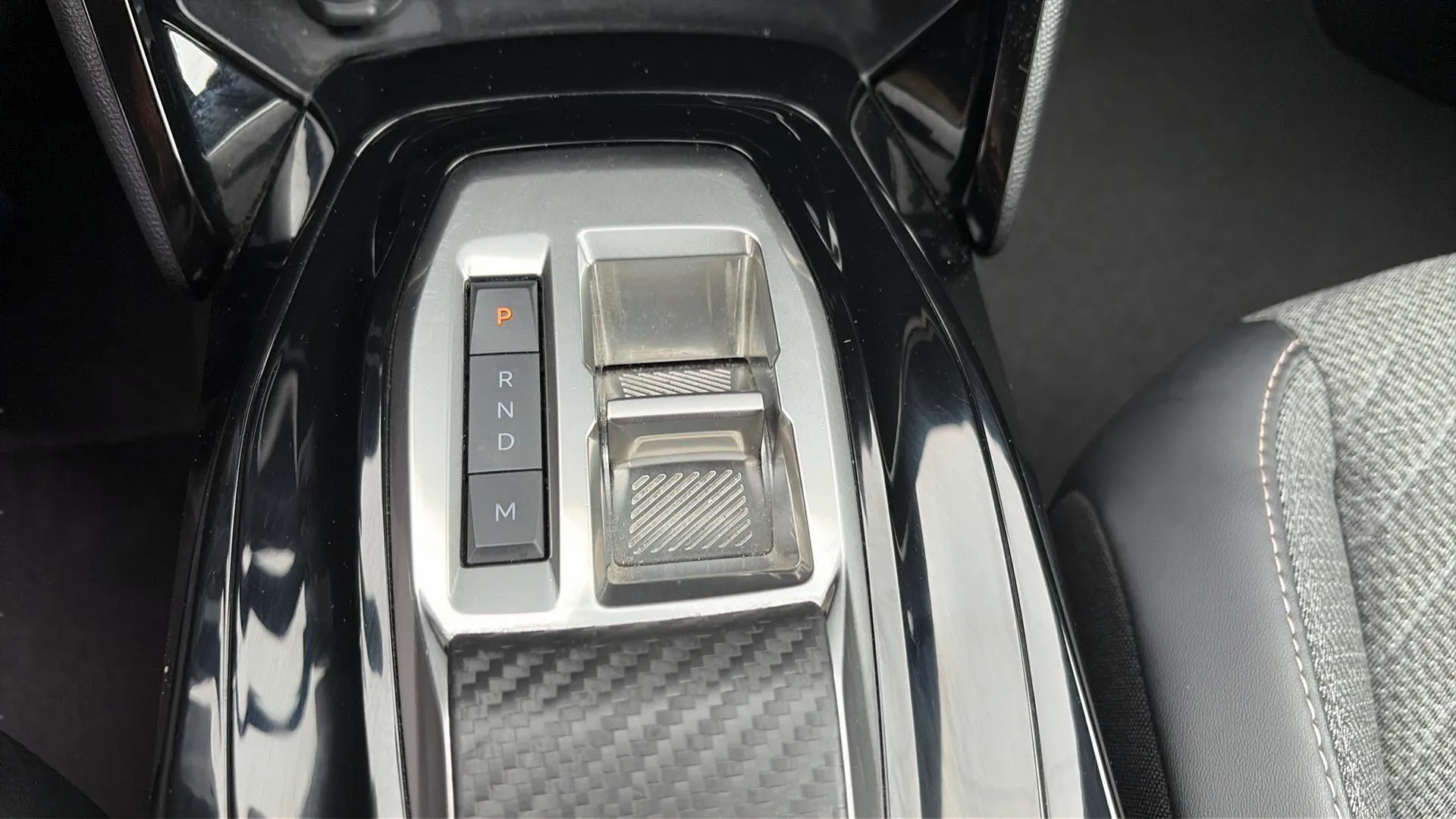Peugeot 2008 Allure PureTech 130 EAT8 - foto 21