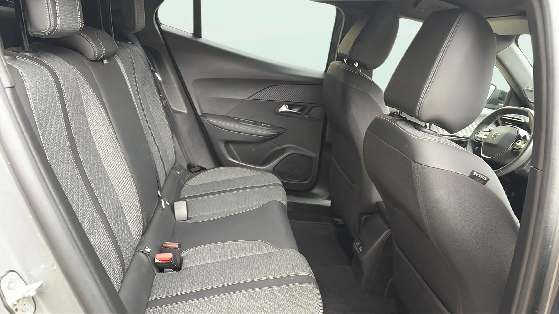 Peugeot 2008 Allure PureTech 130 EAT8 - foto 13