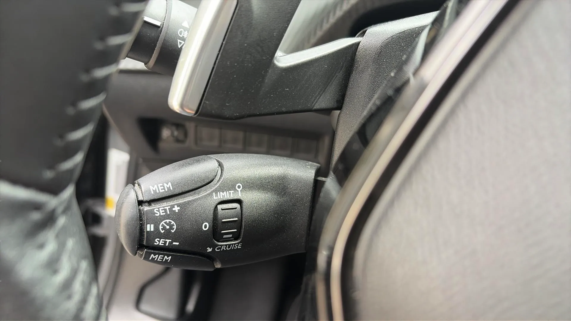 Peugeot 2008 Allure PureTech 130 EAT8 - foto 15