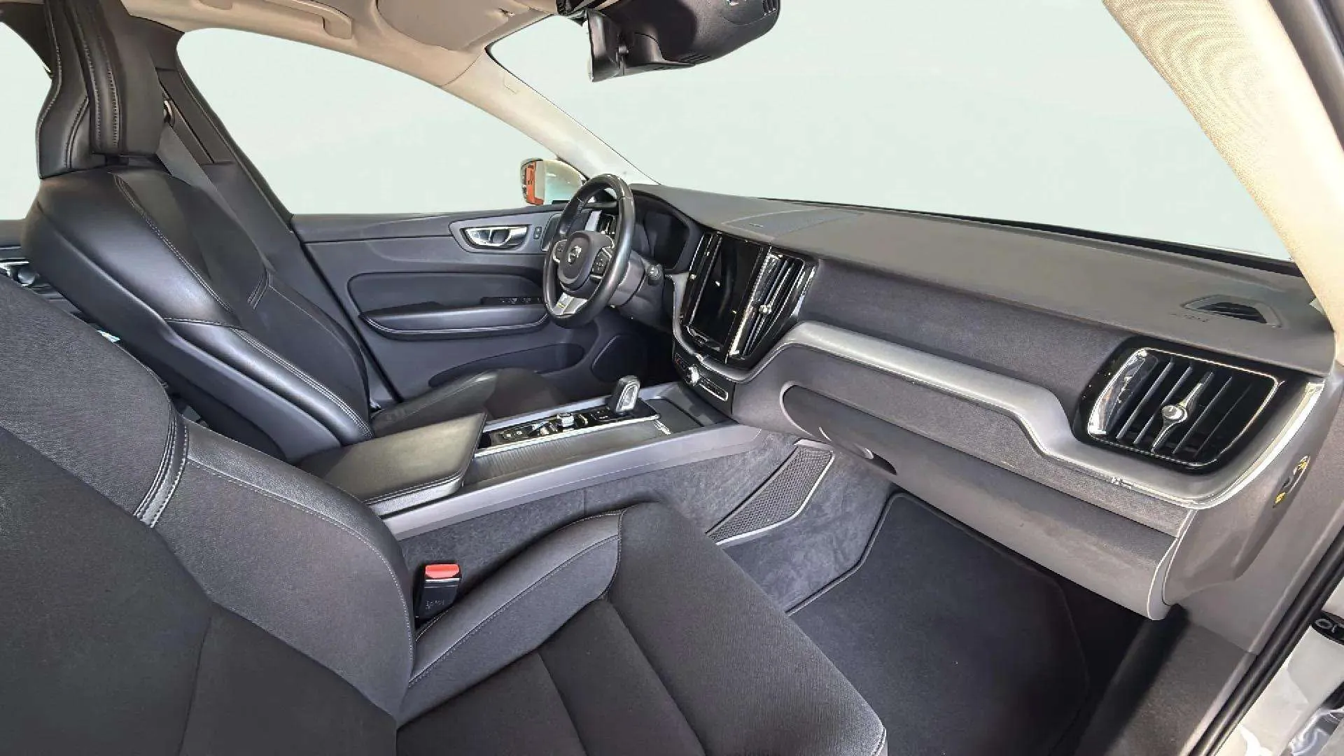 Volvo XC60 2.0 T8 AWD Momentum - foto 12