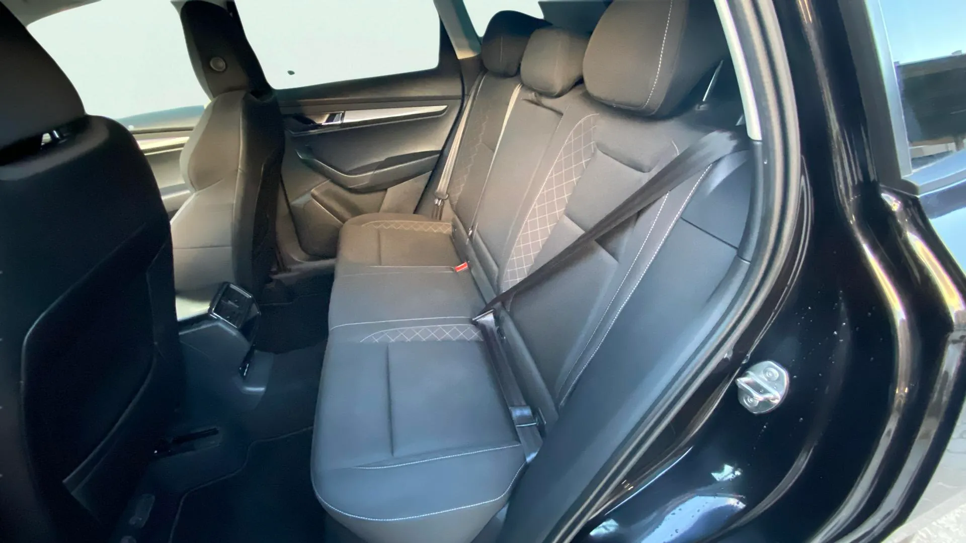 Škoda Karoq 1.6 TDI DSG Ambition - foto 20