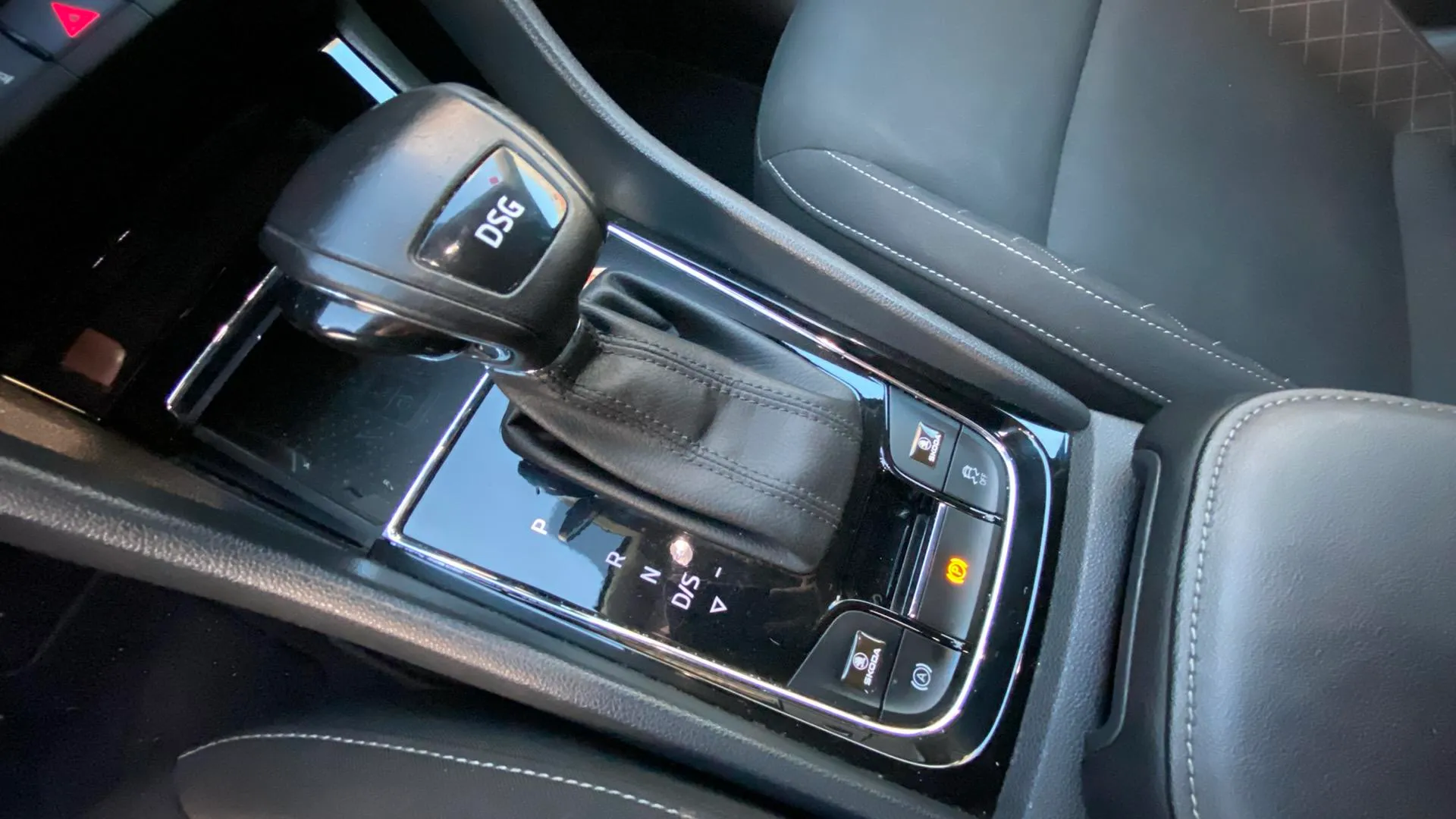 Škoda Karoq 1.6 TDI DSG Ambition - foto 17