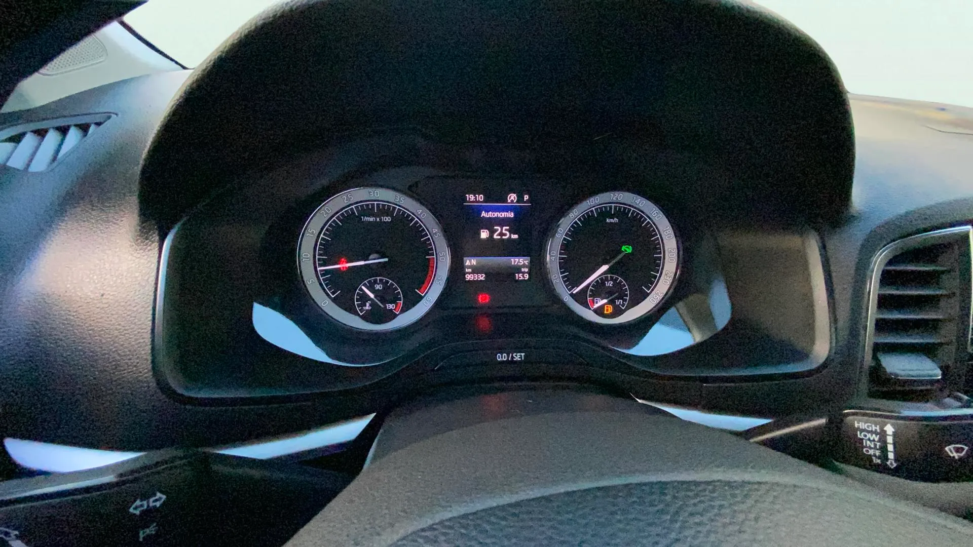 Škoda Karoq 1.6 TDI DSG Ambition - foto 10