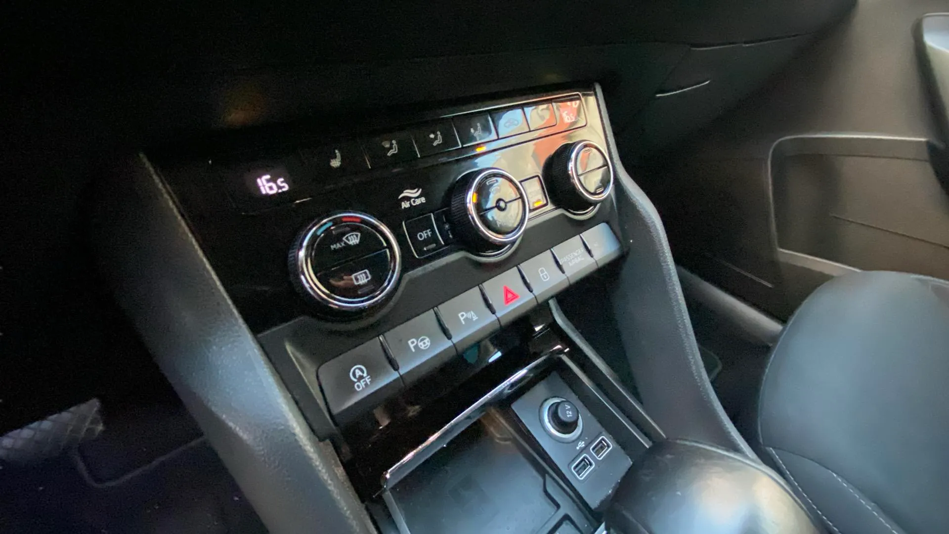 Škoda Karoq 1.6 TDI DSG Ambition - foto 16